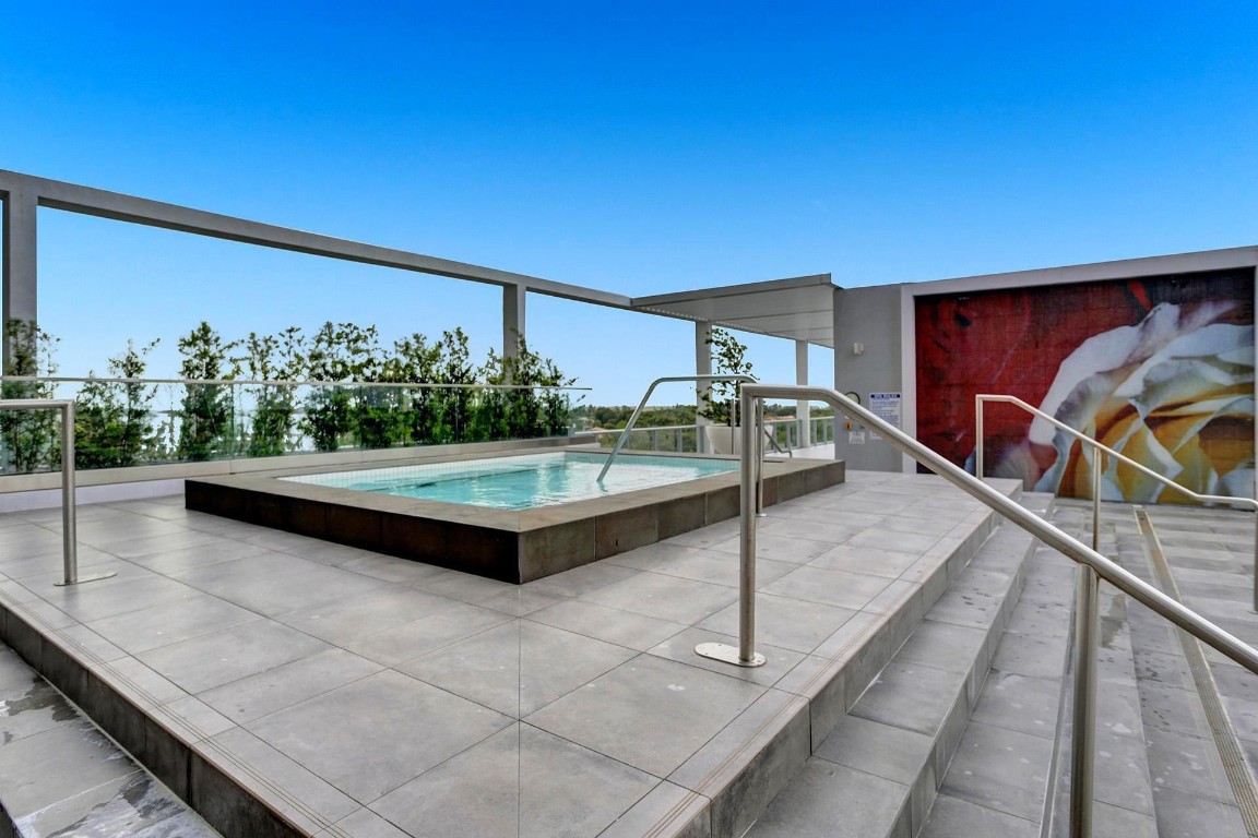 2000 Metropica Way 1208