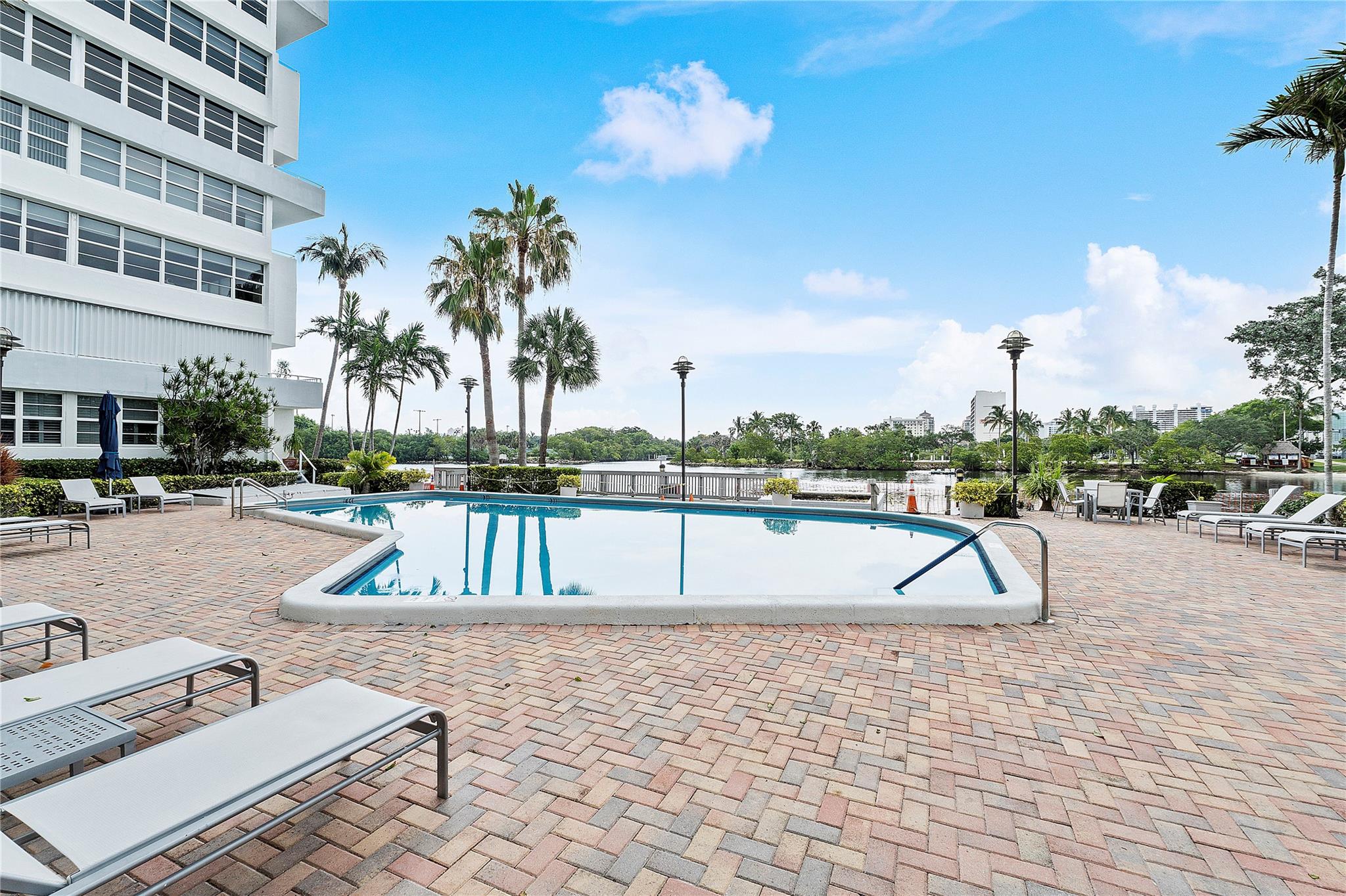 1160 N Federal Hwy 1020