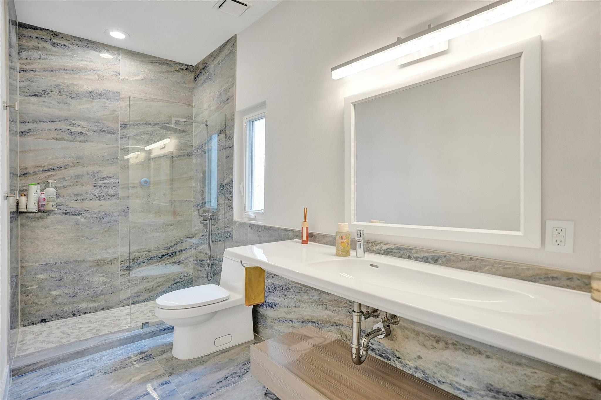1774 Bay Dr 18