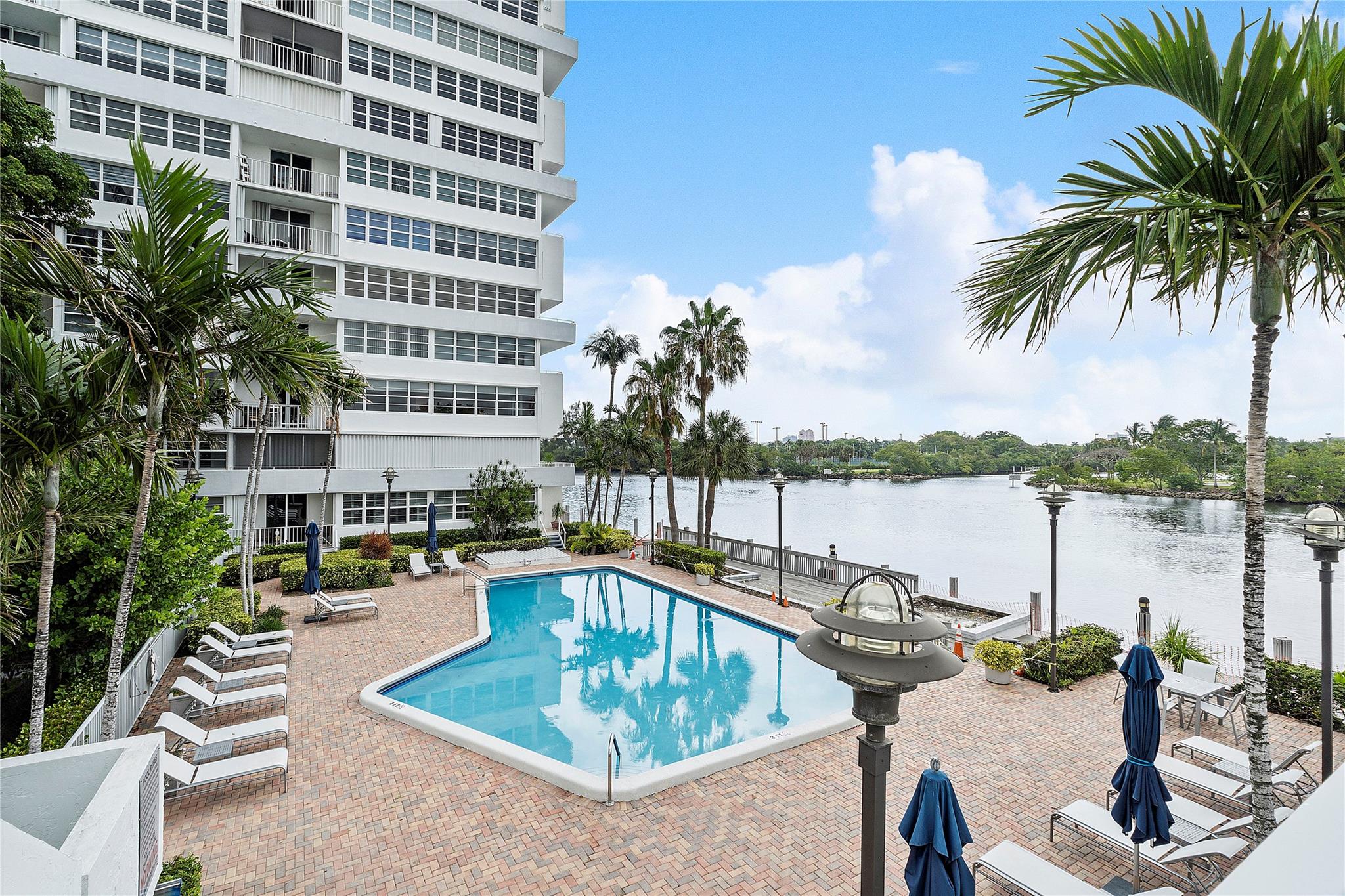 1160 N Federal Hwy 1020