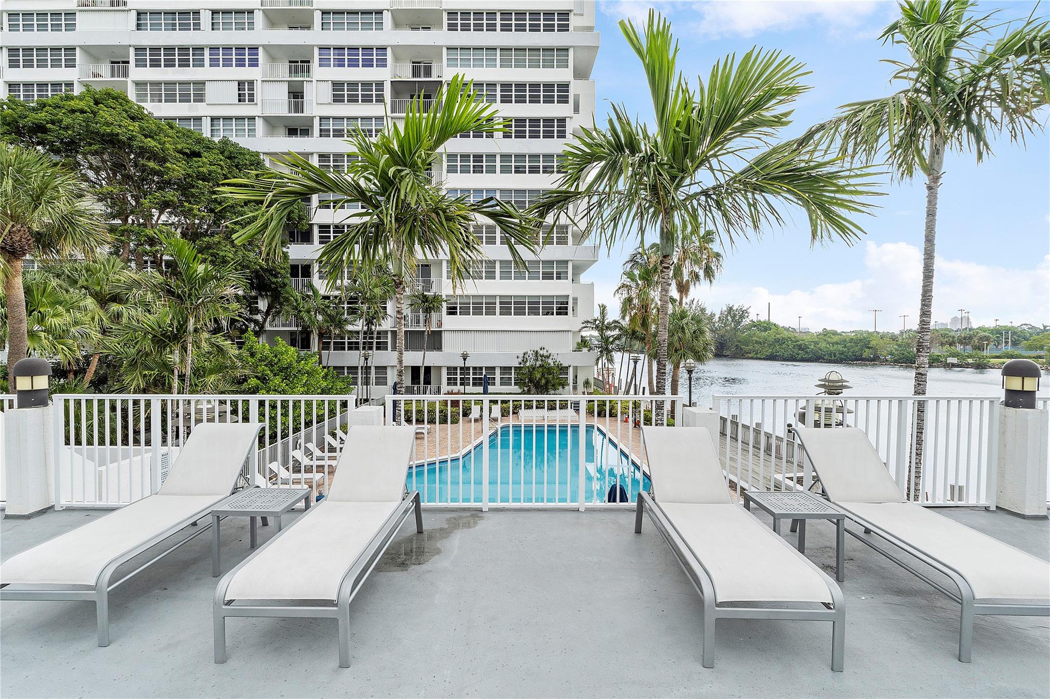 1160 N Federal Hwy 1020