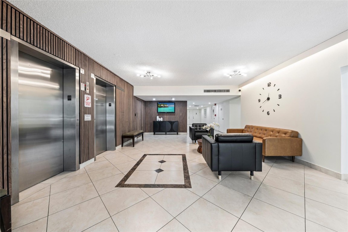 3960 Oaks Clubhouse Dr 312