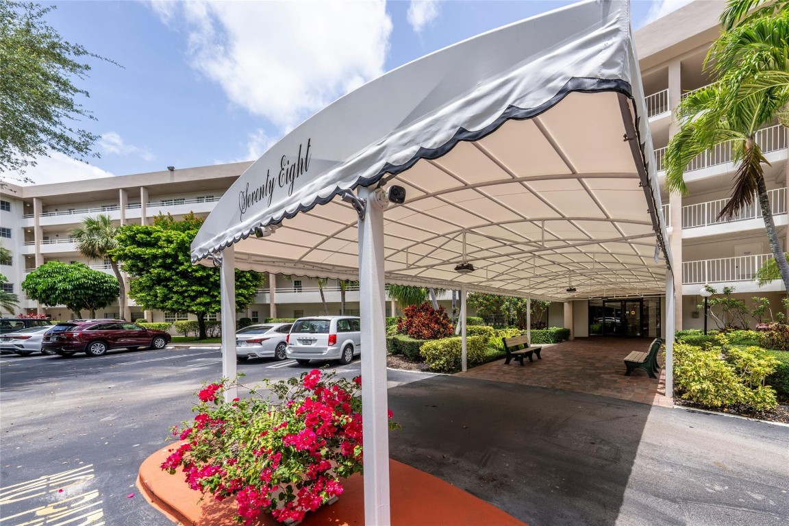 3960 Oaks Clubhouse Dr 312