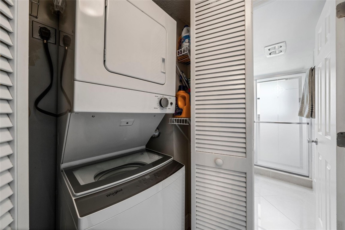 3960 Oaks Clubhouse Dr 312