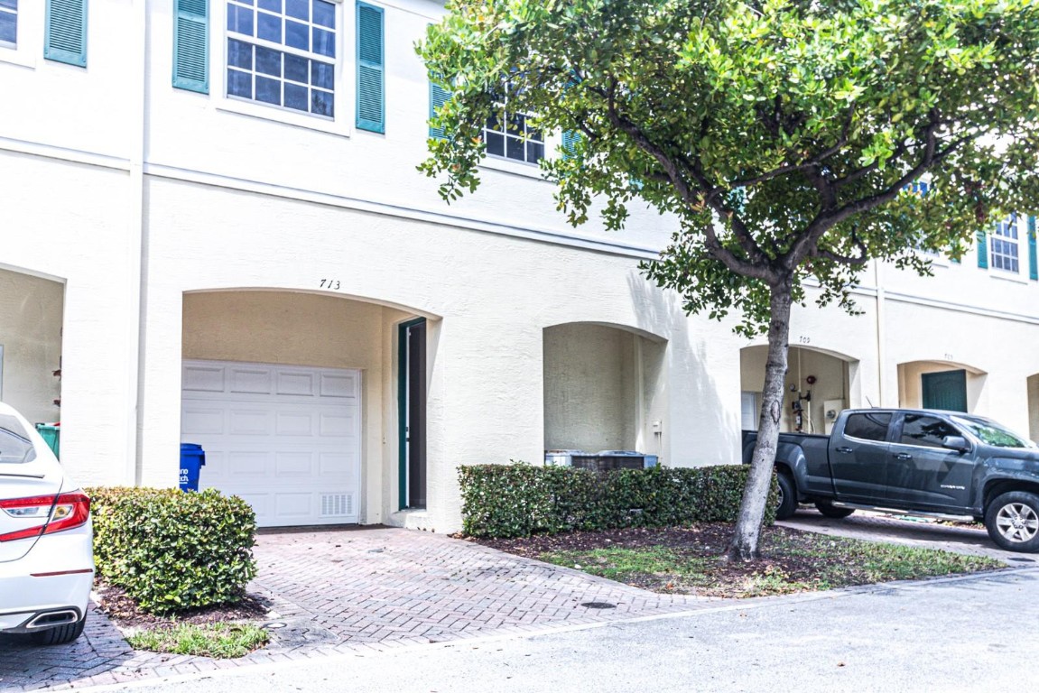 713 SW 2 Terr