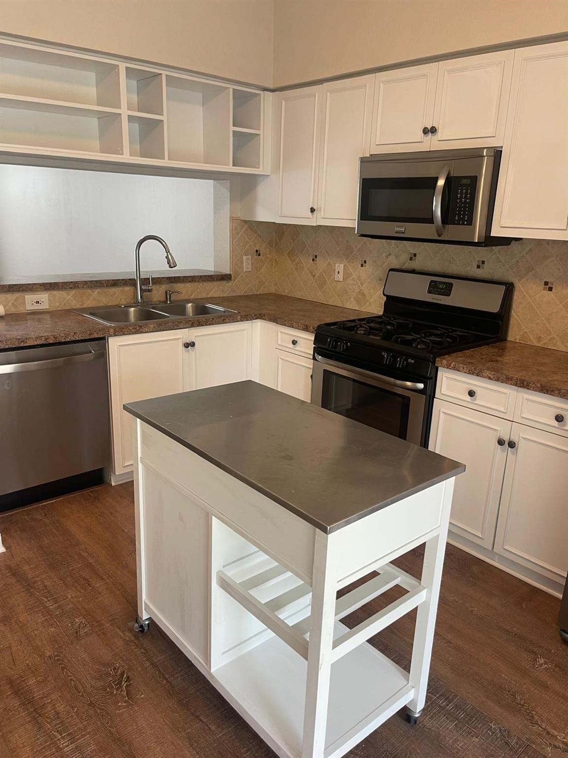 8021 Sanibel Dr