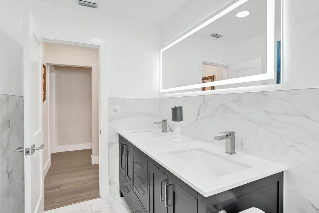 251 Hibiscus Ave