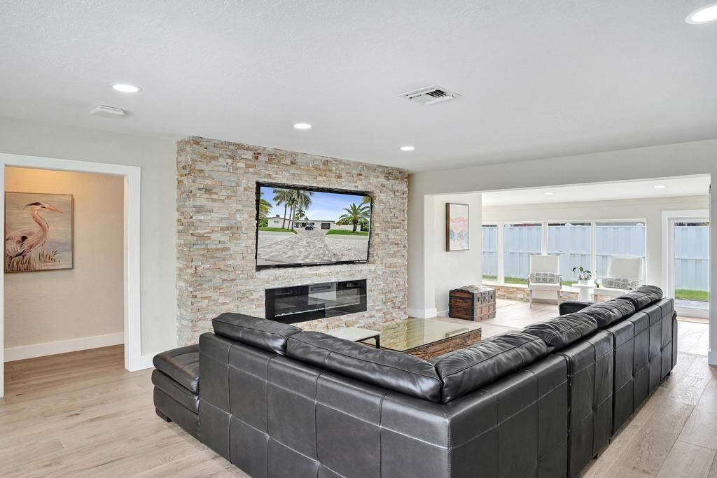 251 Hibiscus Ave