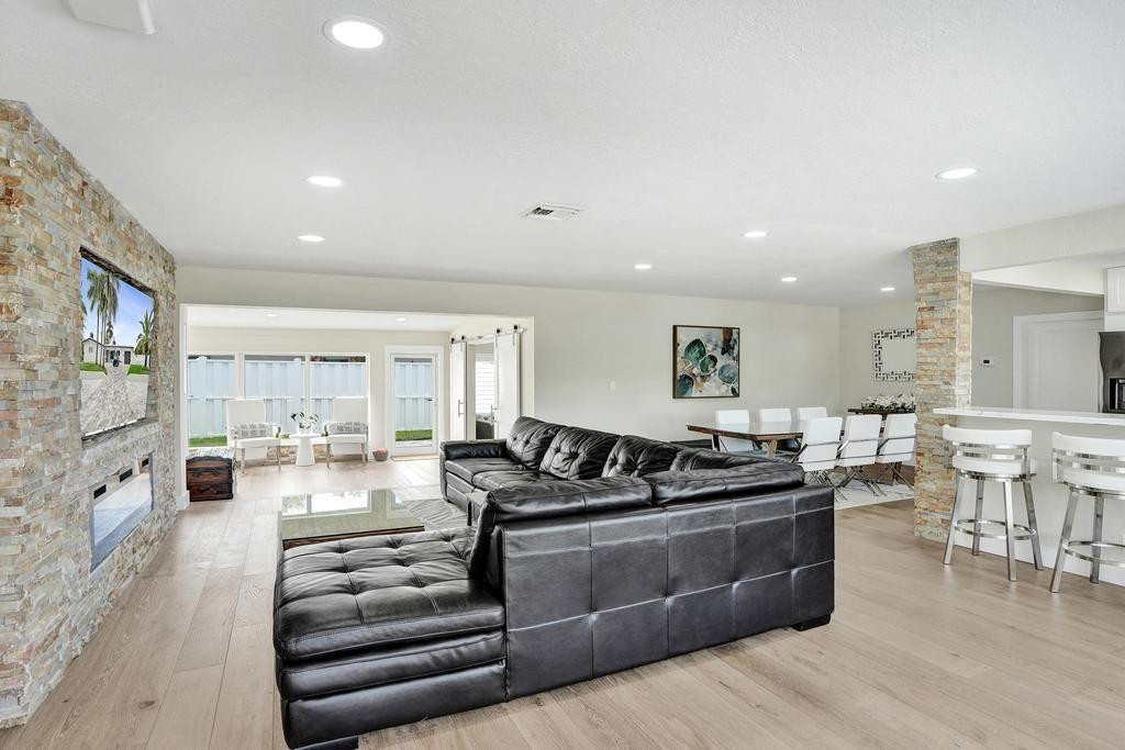 251 Hibiscus Ave