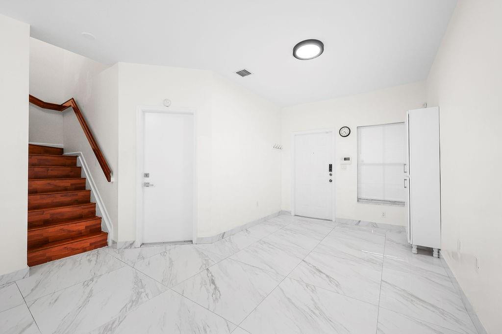 7923 N Southwood Cir