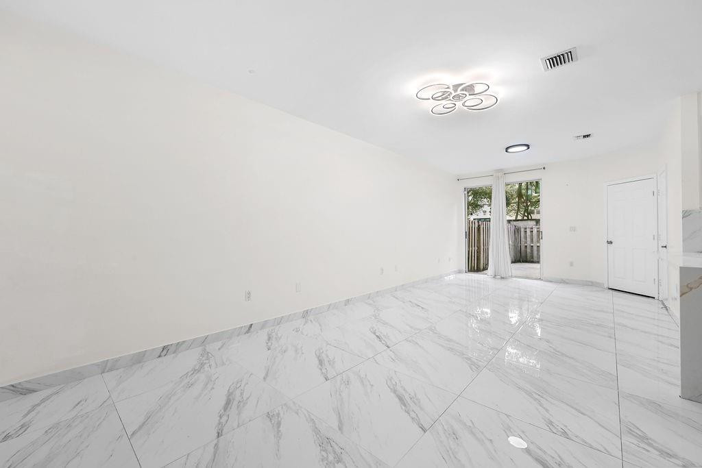 7923 N Southwood Cir