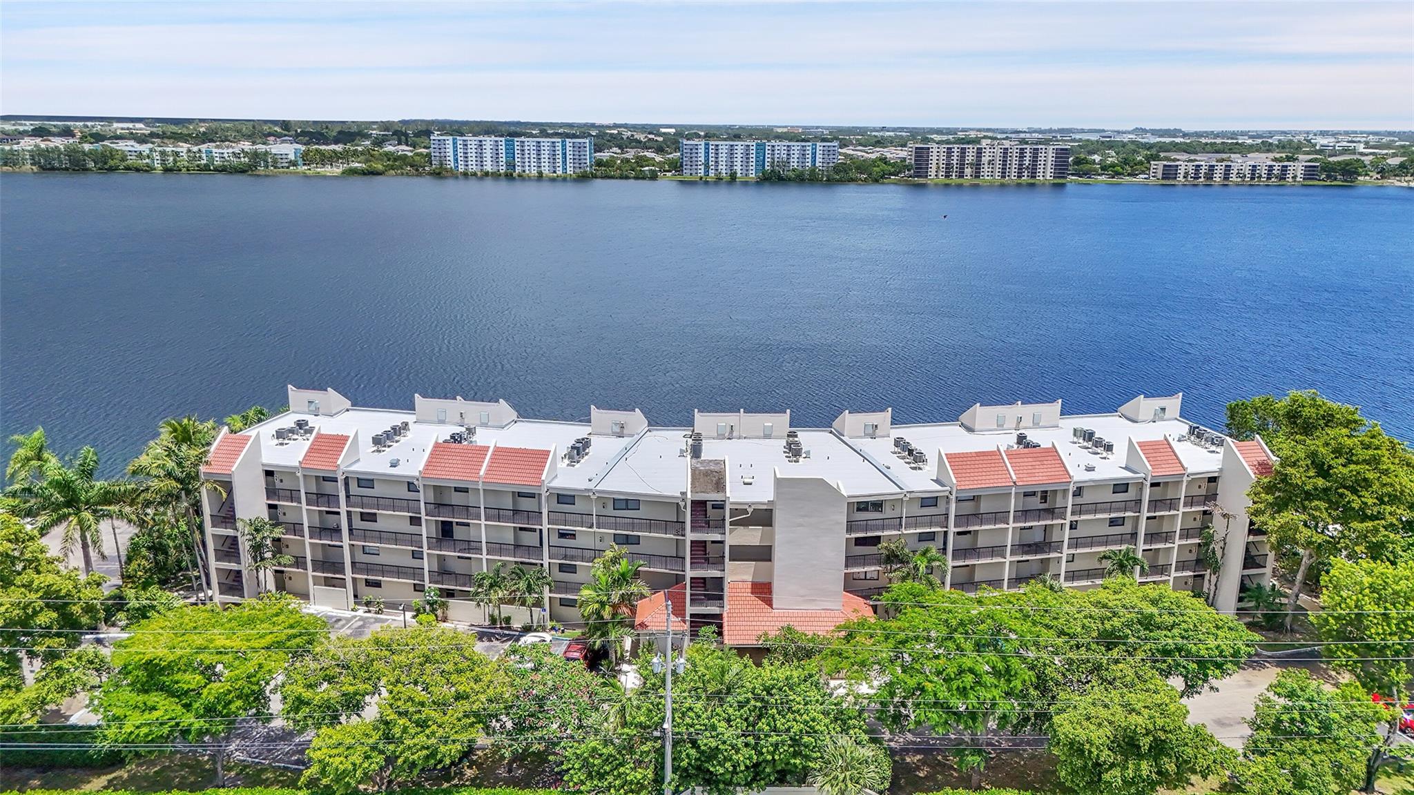 116 Lake Emerald Dr 401