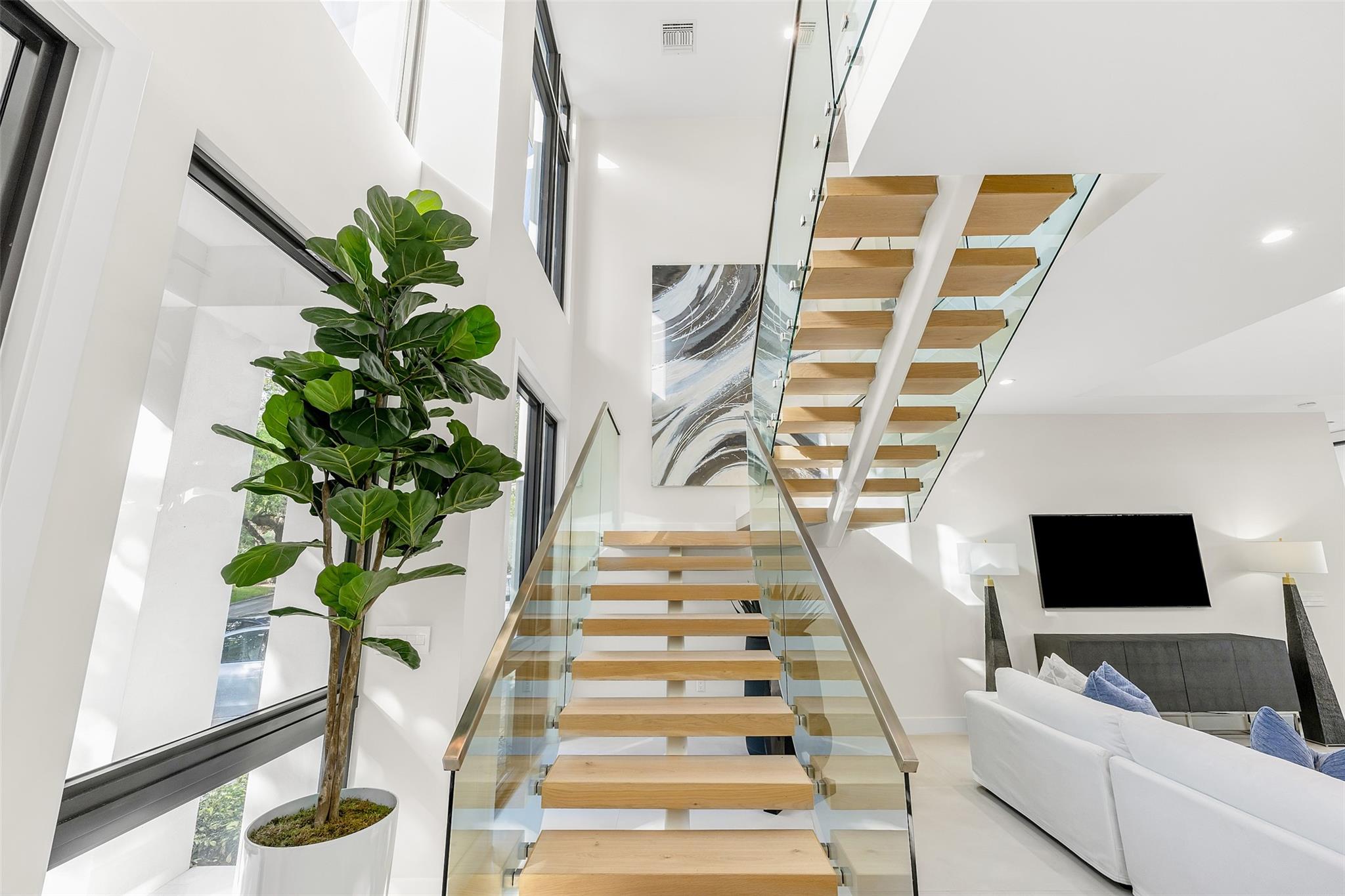 1544 Ponce De Leon Dr