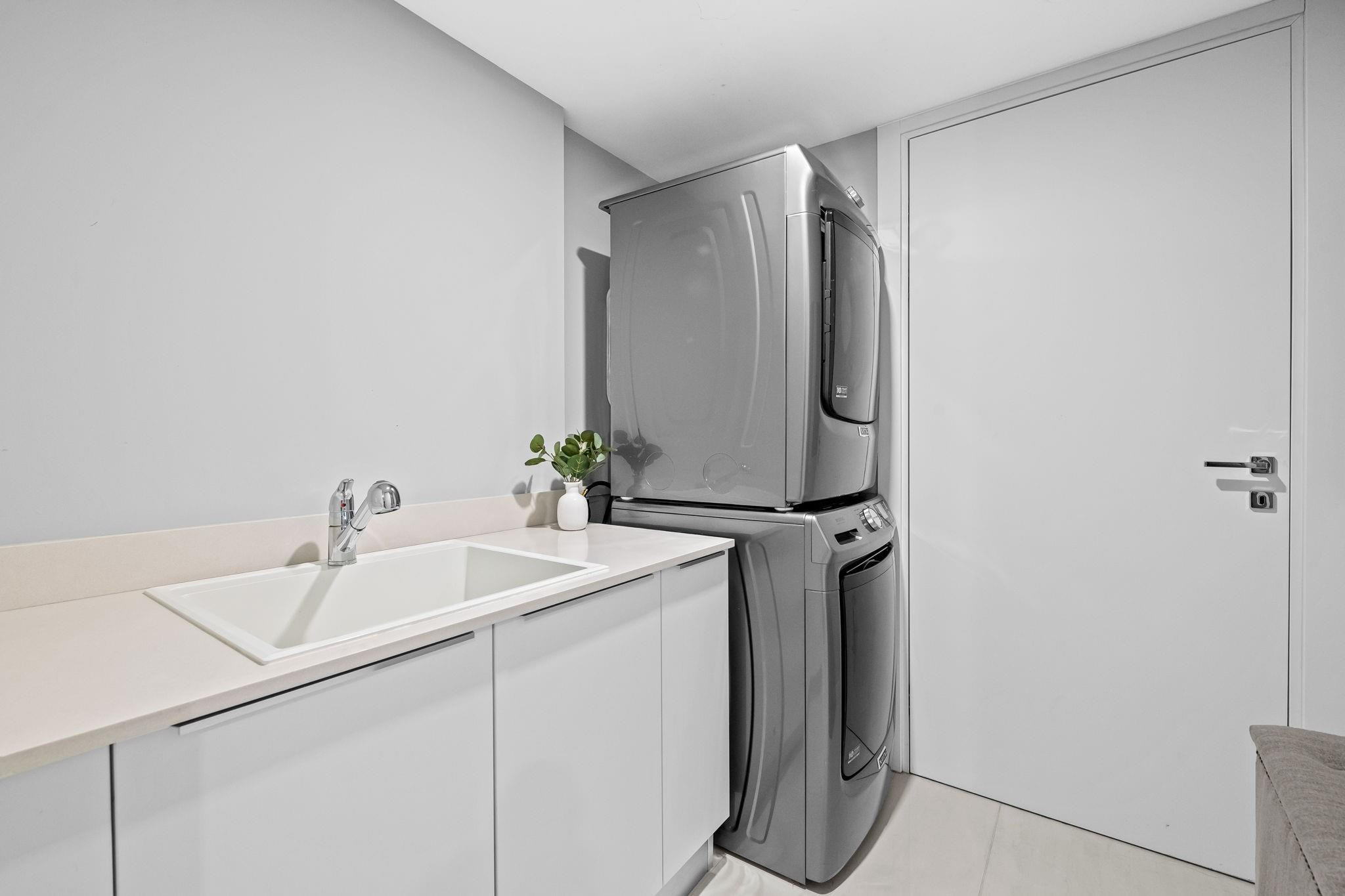 435 Bayshore Dr 302