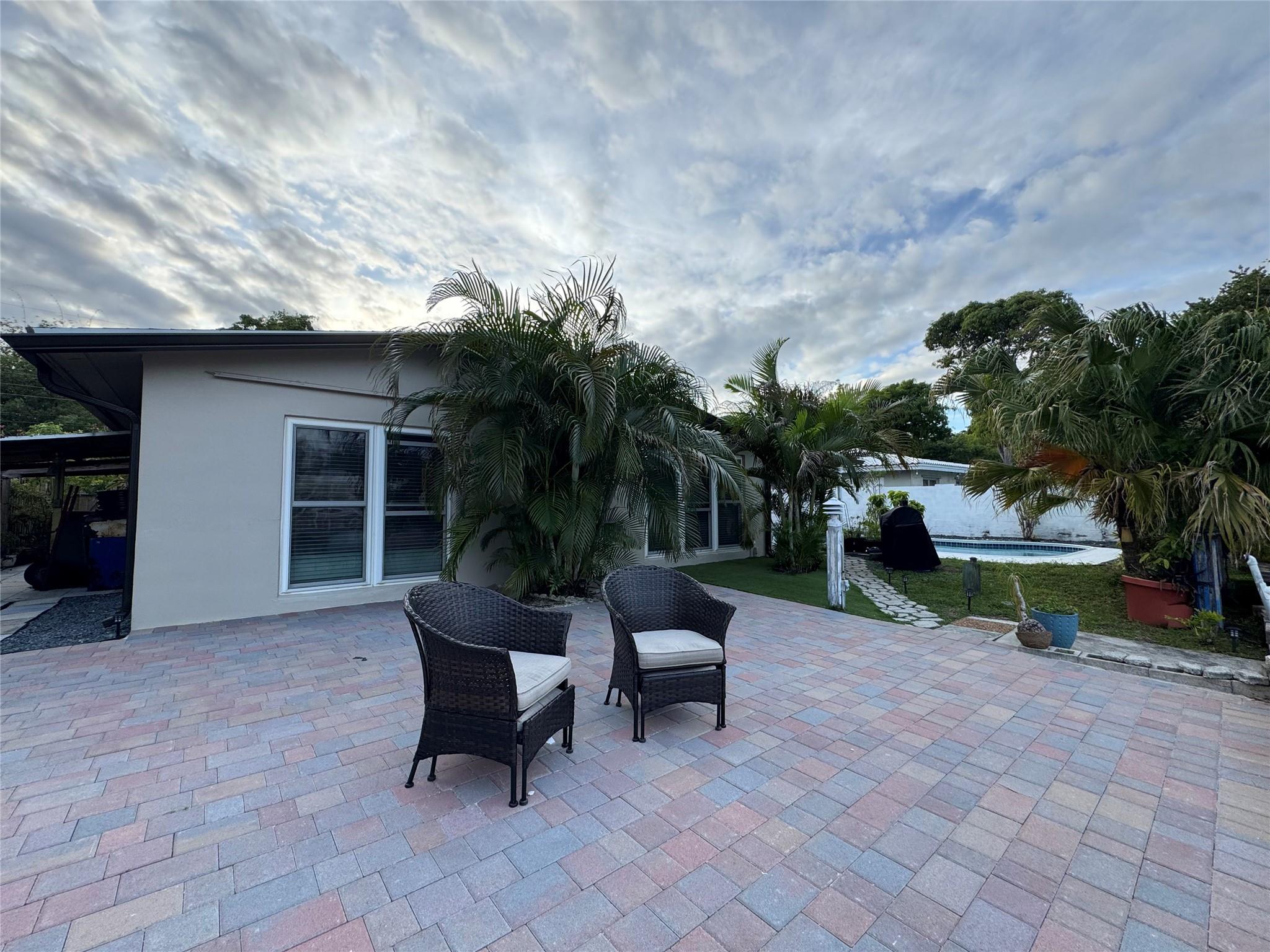 2133 Coral Gardens Dr