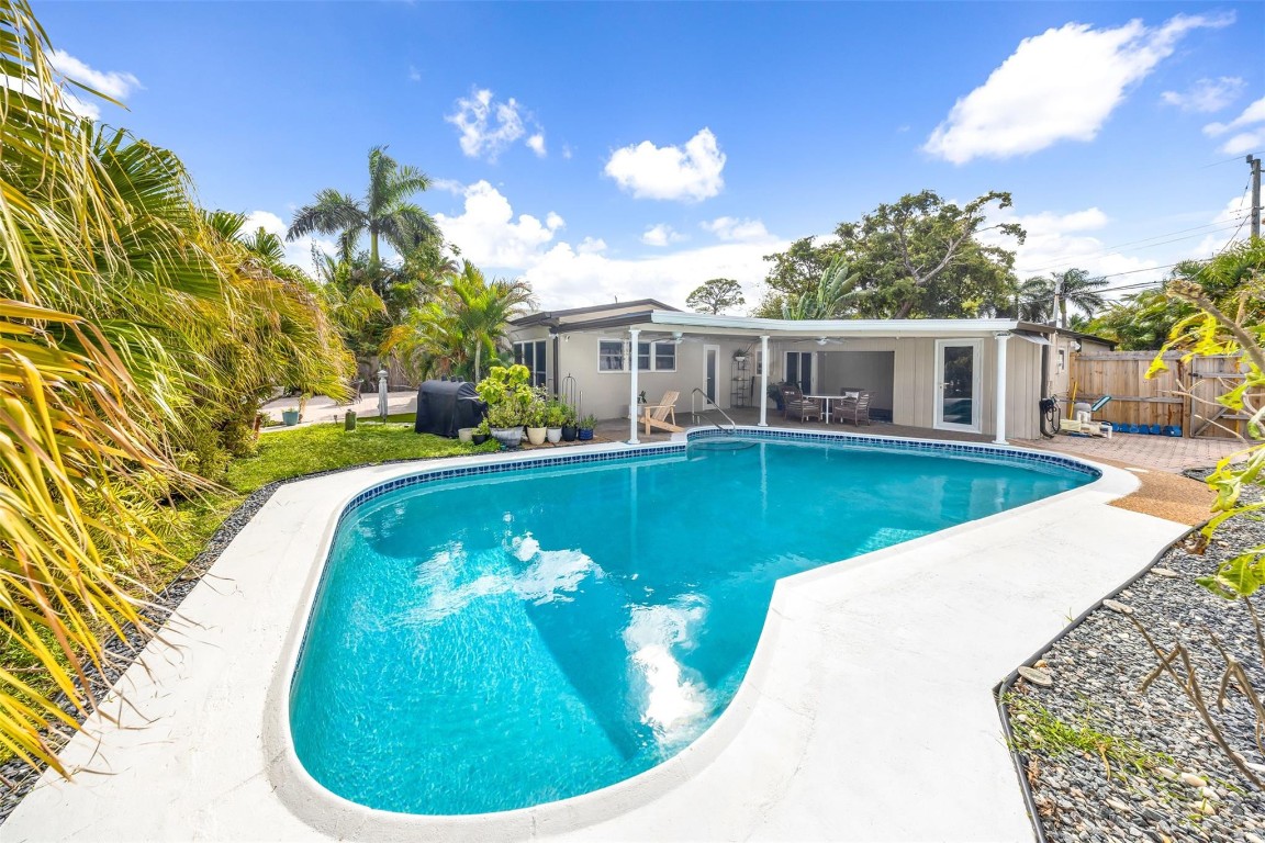 2133 Coral Gardens Dr