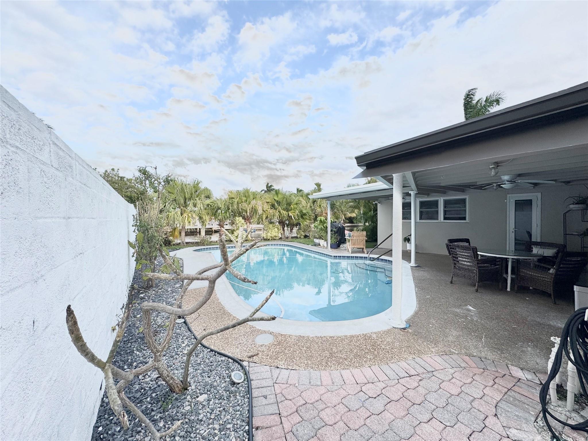 2133 Coral Gardens Dr