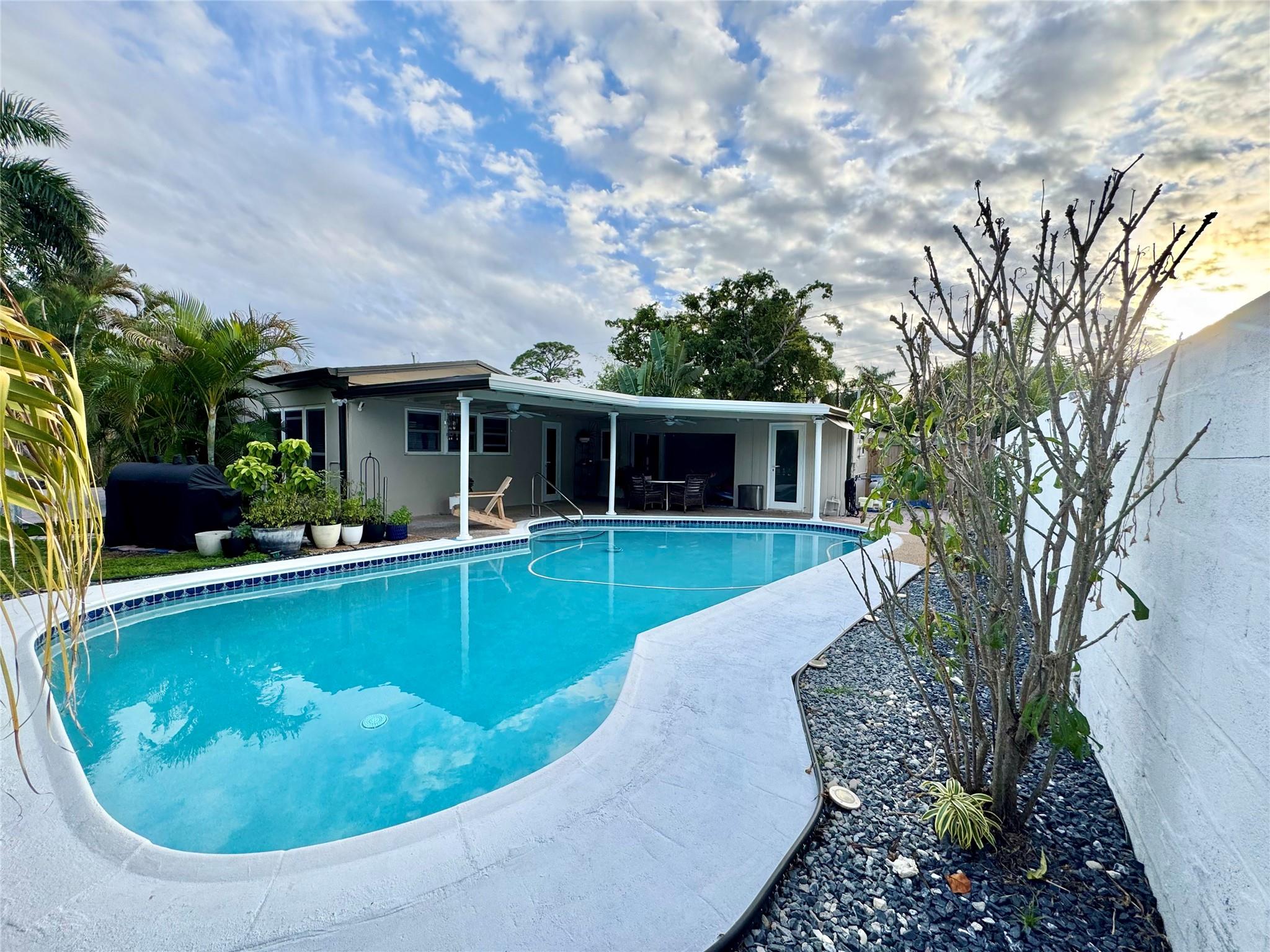 2133 Coral Gardens Dr