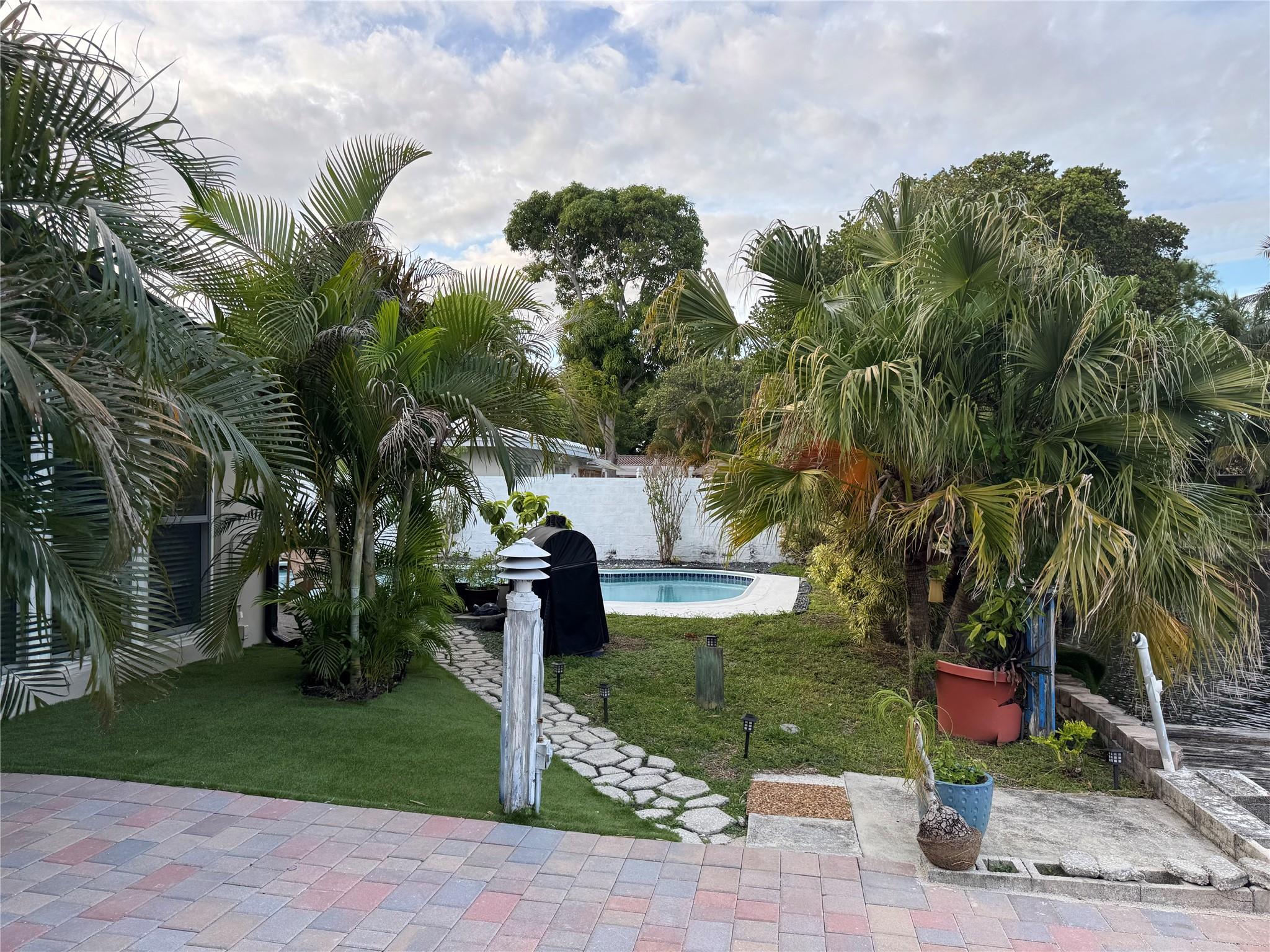 2133 Coral Gardens Dr