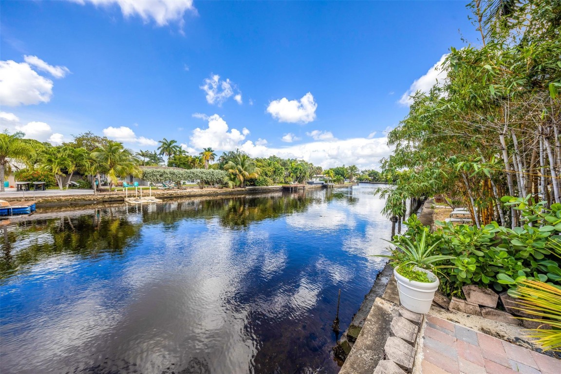 2133 Coral Gardens Dr