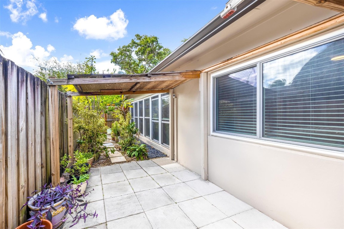 2133 Coral Gardens Dr