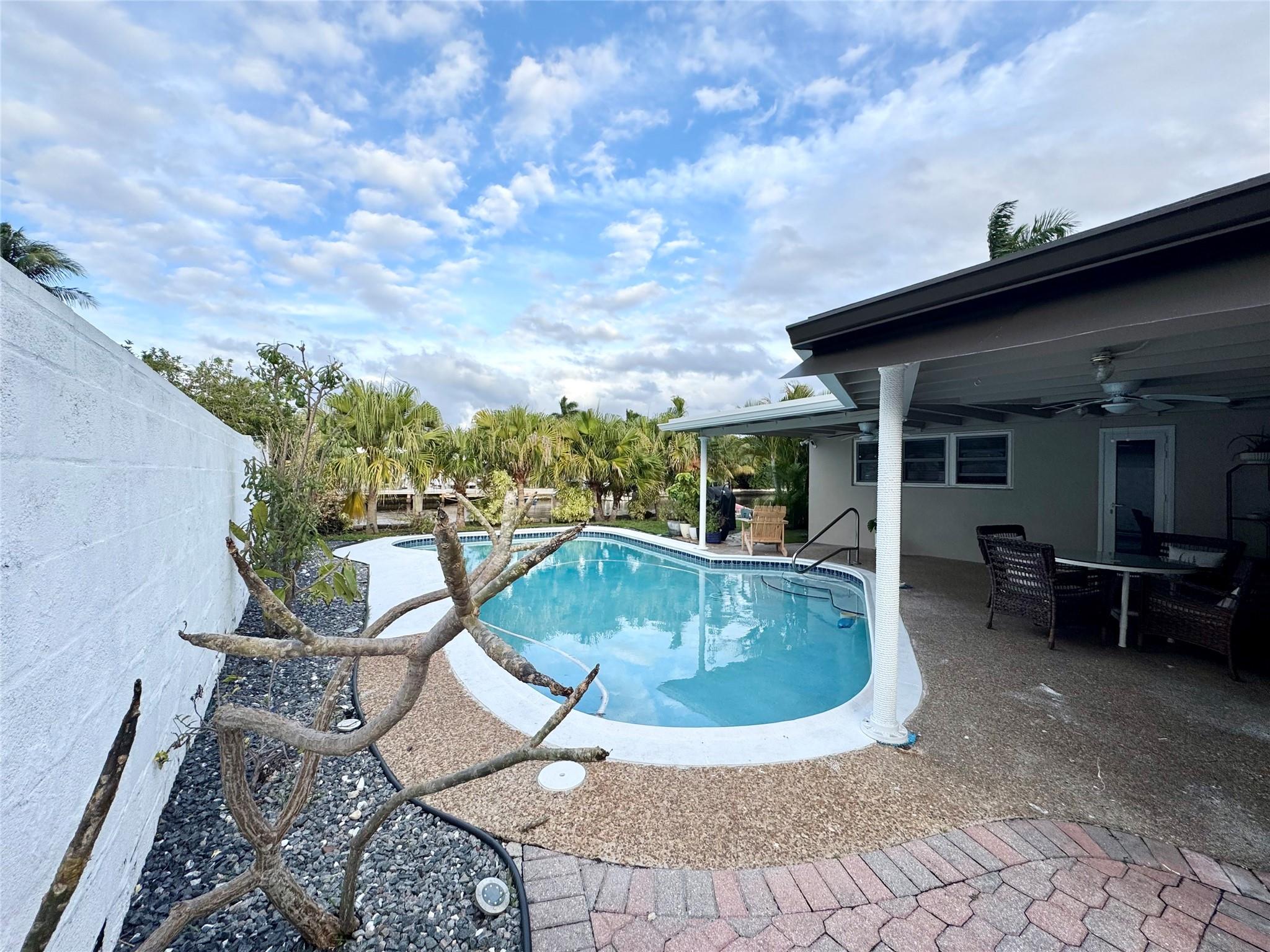 2133 Coral Gardens Dr