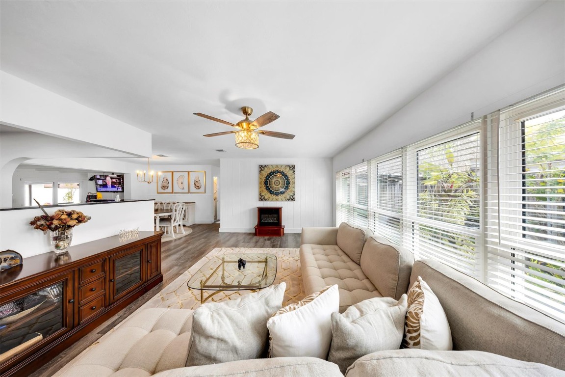 2133 Coral Gardens Dr