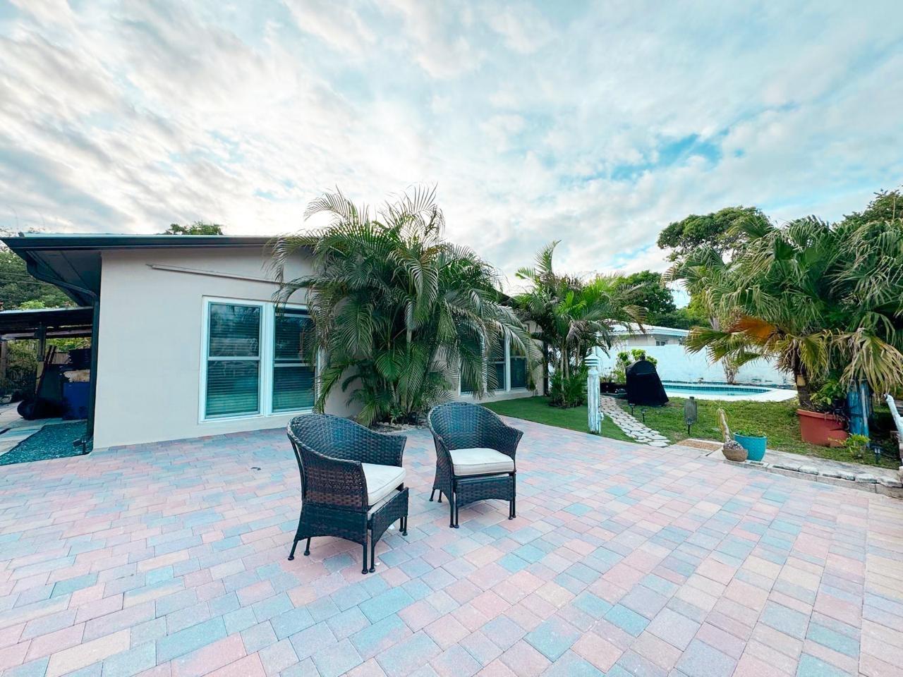 2133 Coral Gardens Dr