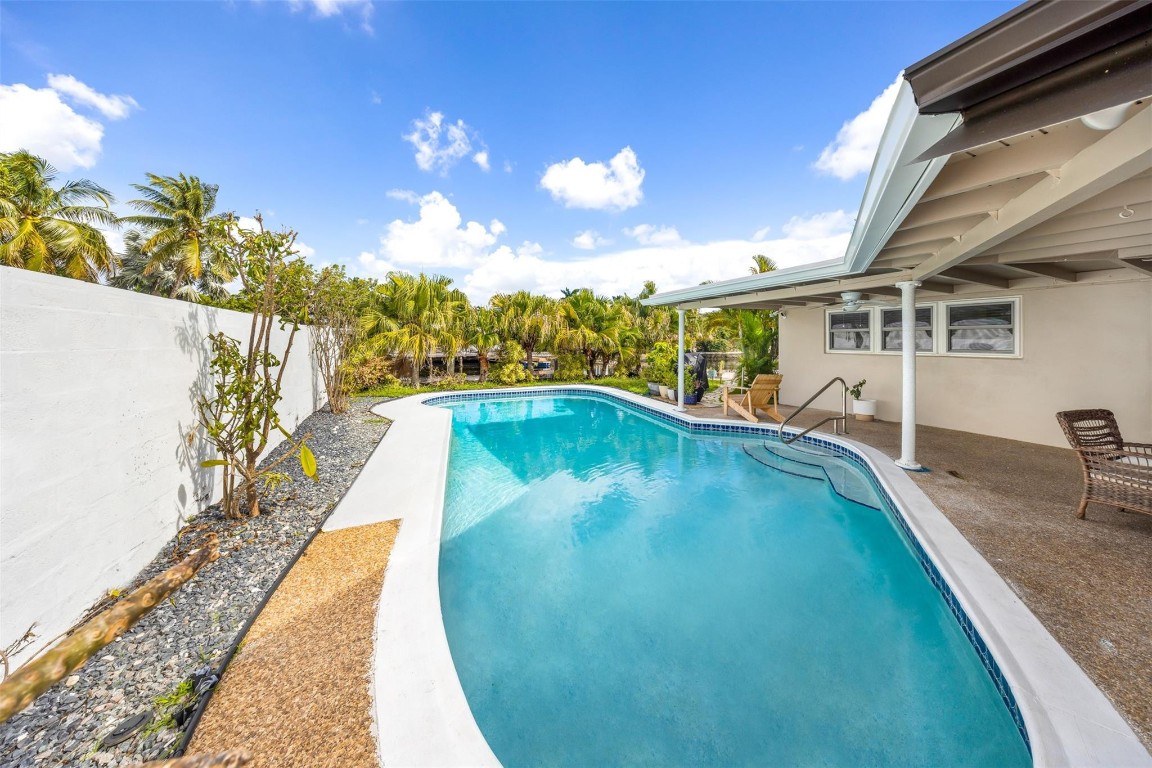 2133 Coral Gardens Dr