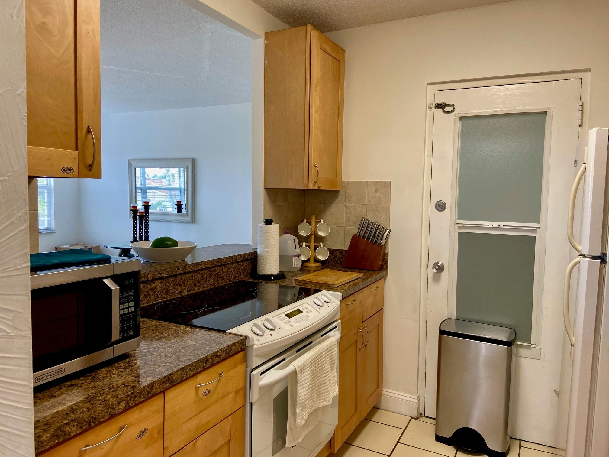 2555 NE 11th St 402