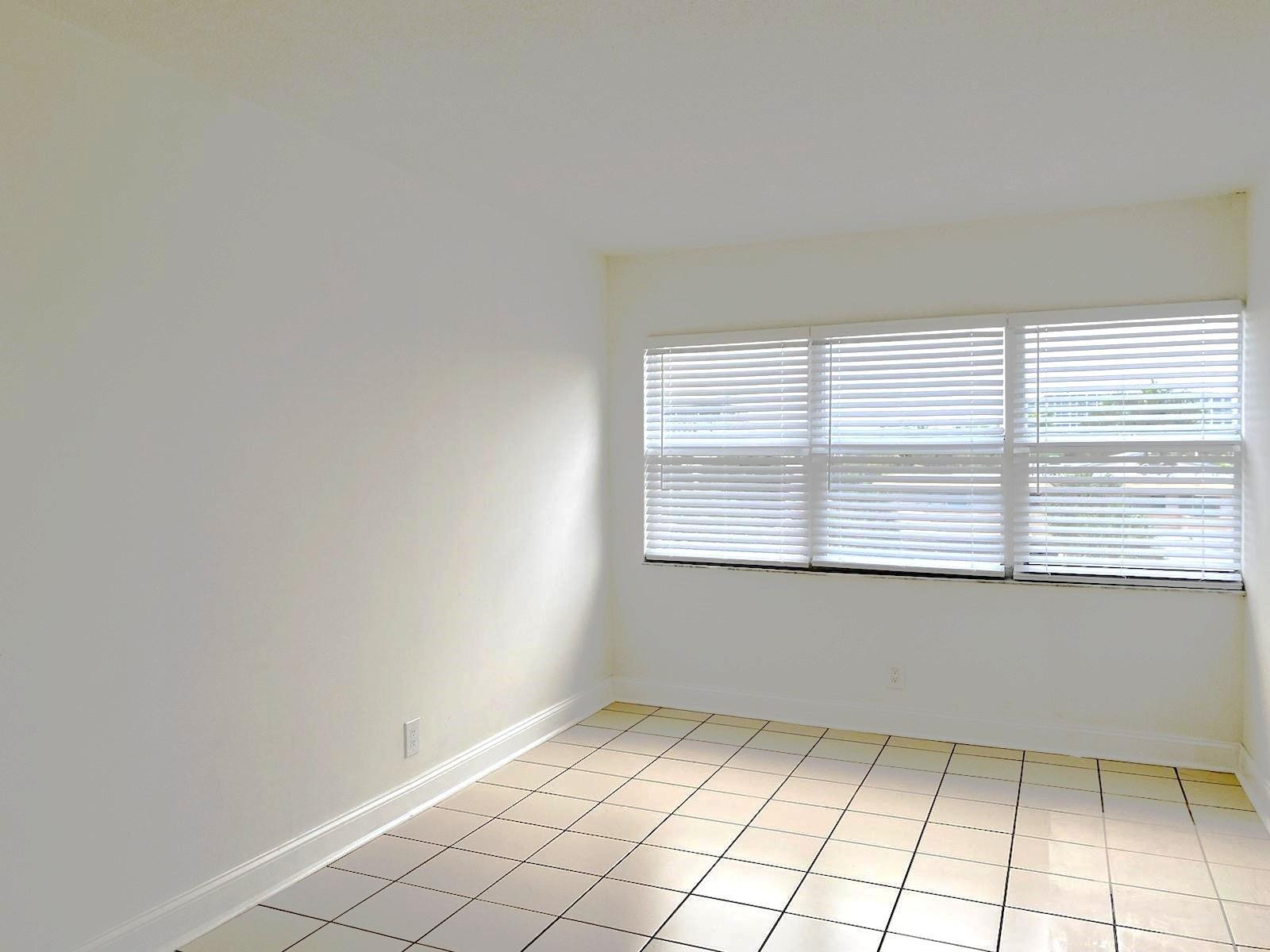 2555 NE 11th St 402