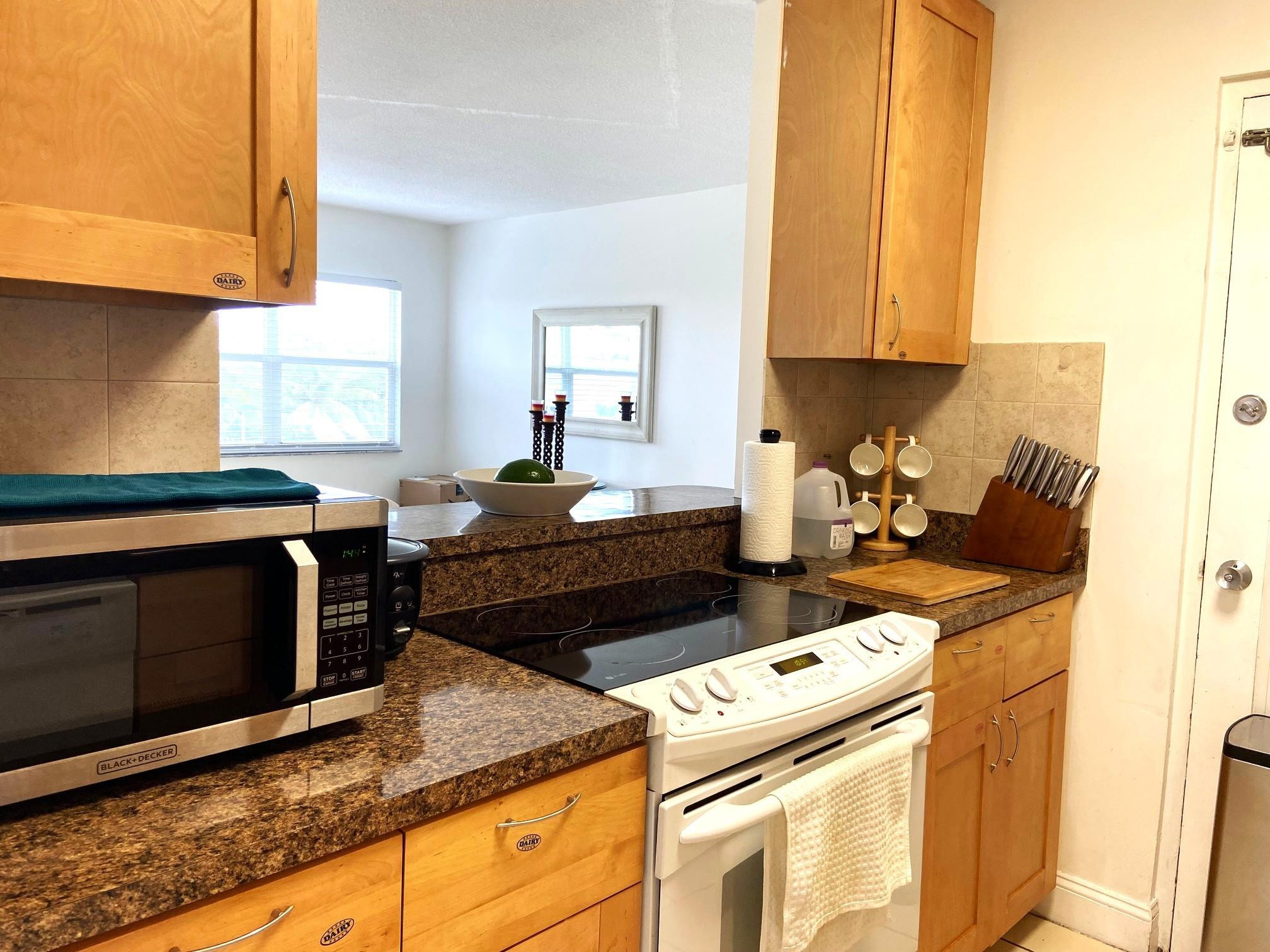 2555 NE 11th St 402
