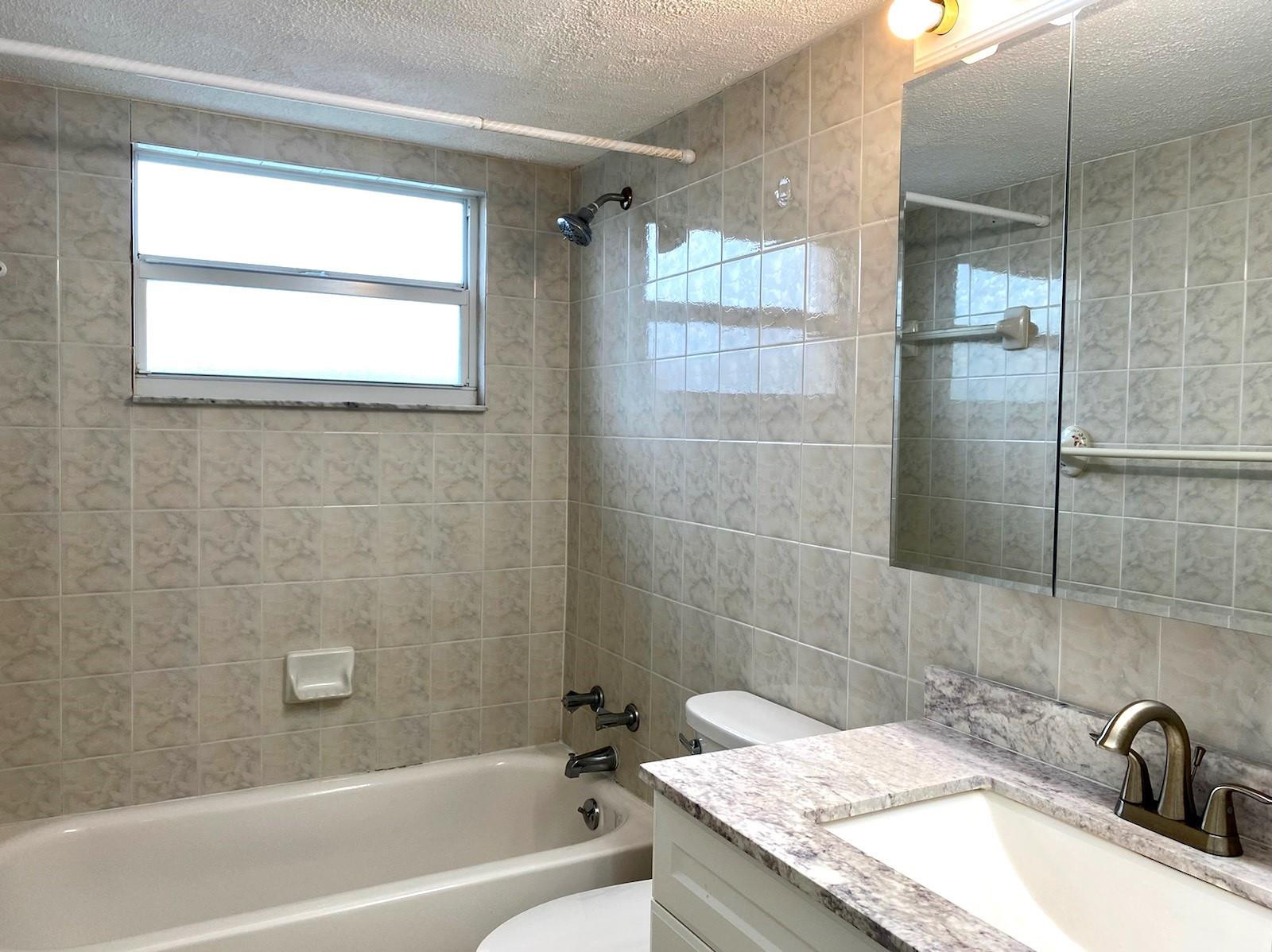 2555 NE 11th St 402