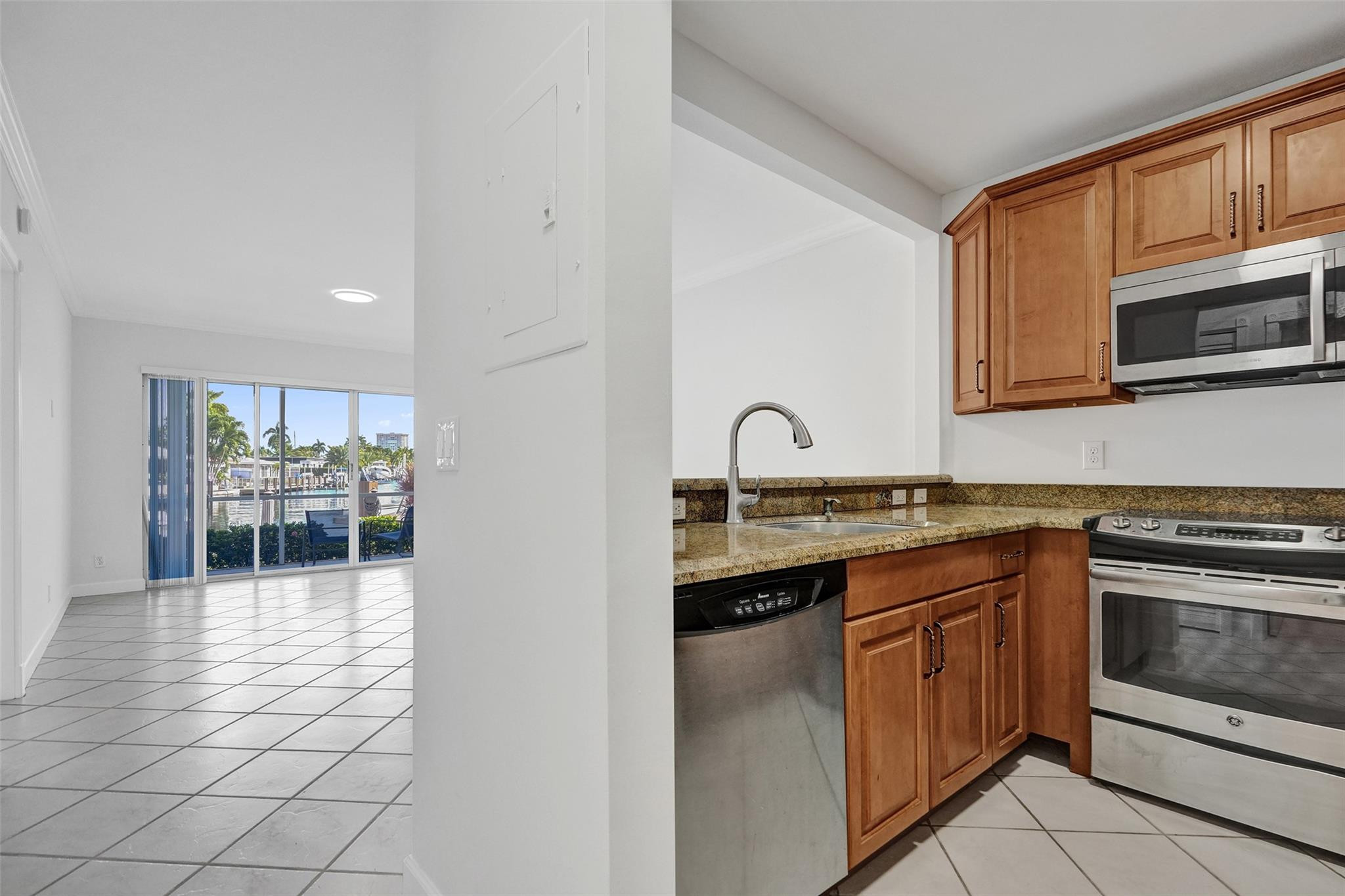 2201 SE 9th St 106
