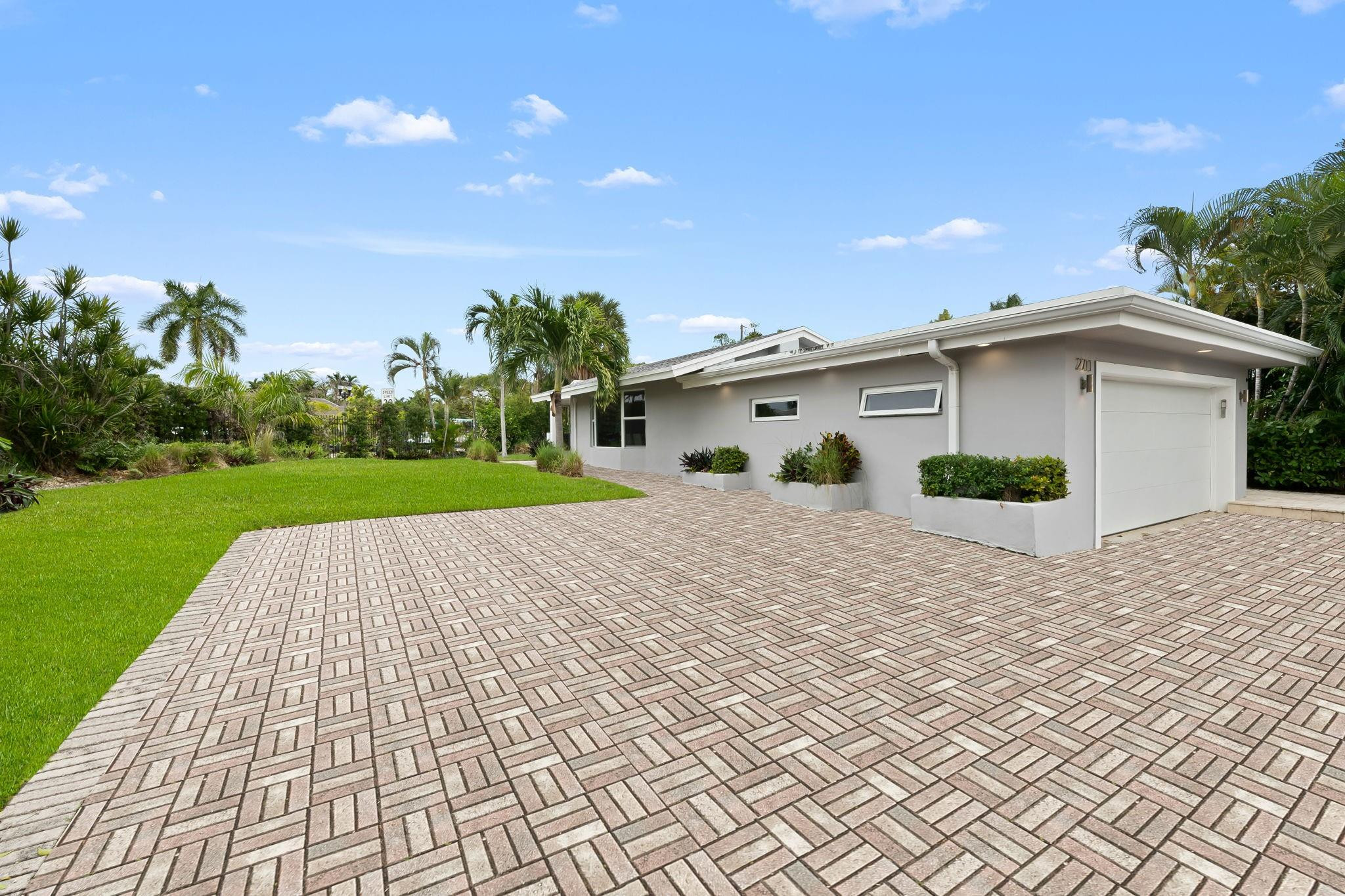 2711 Mayan Dr