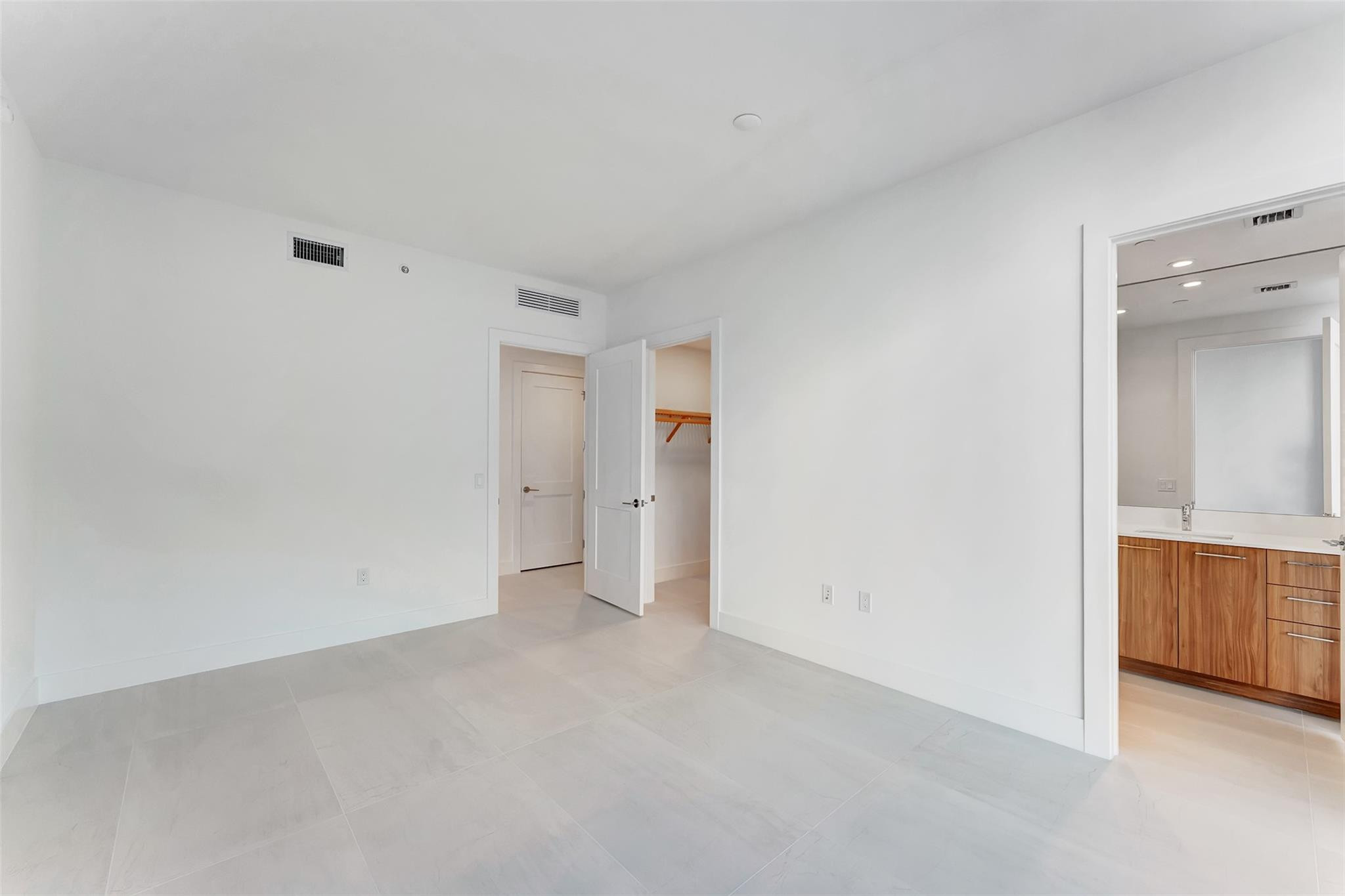 151 N Seabreeeze Boulevard 504