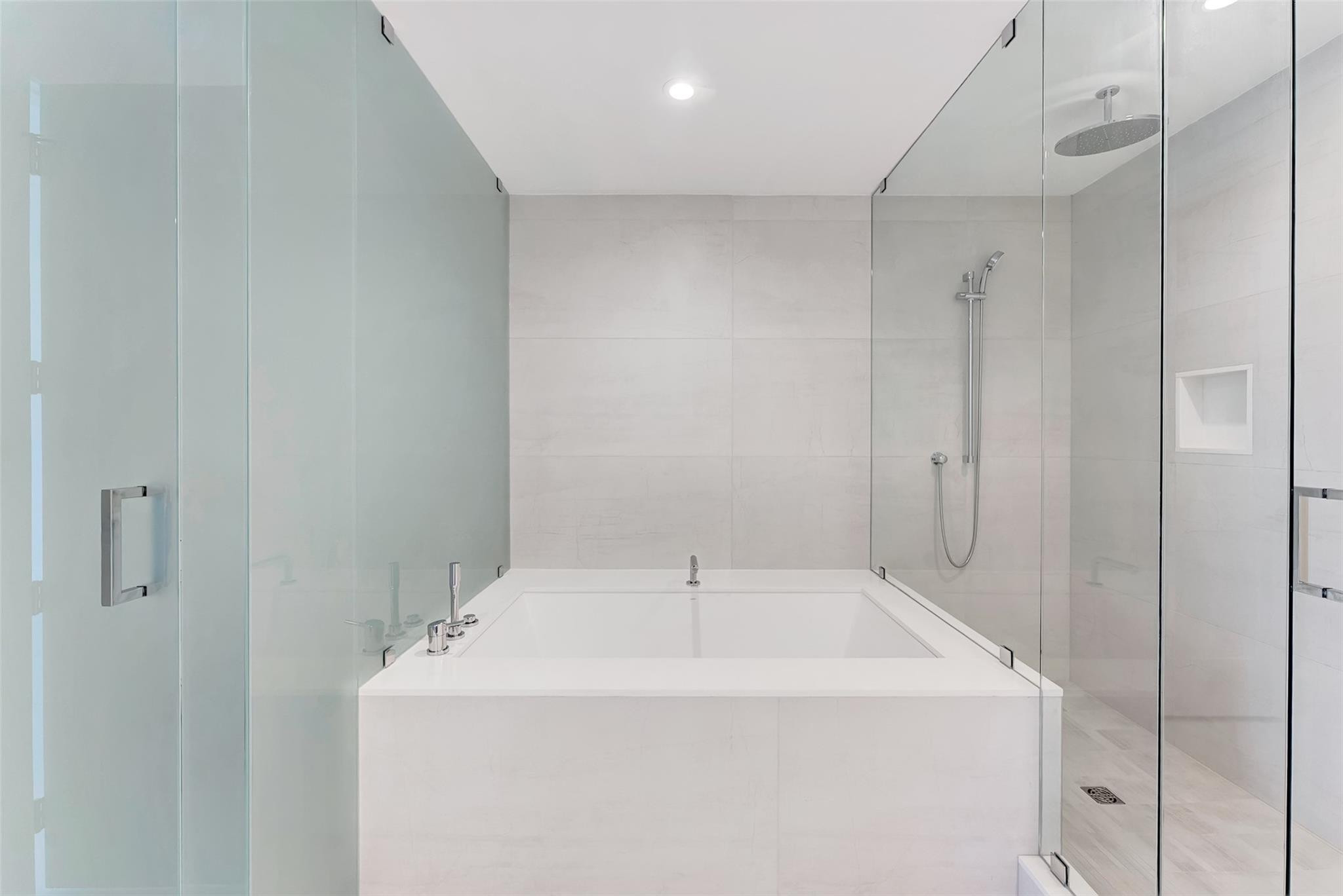 151 N Seabreeeze Boulevard 504