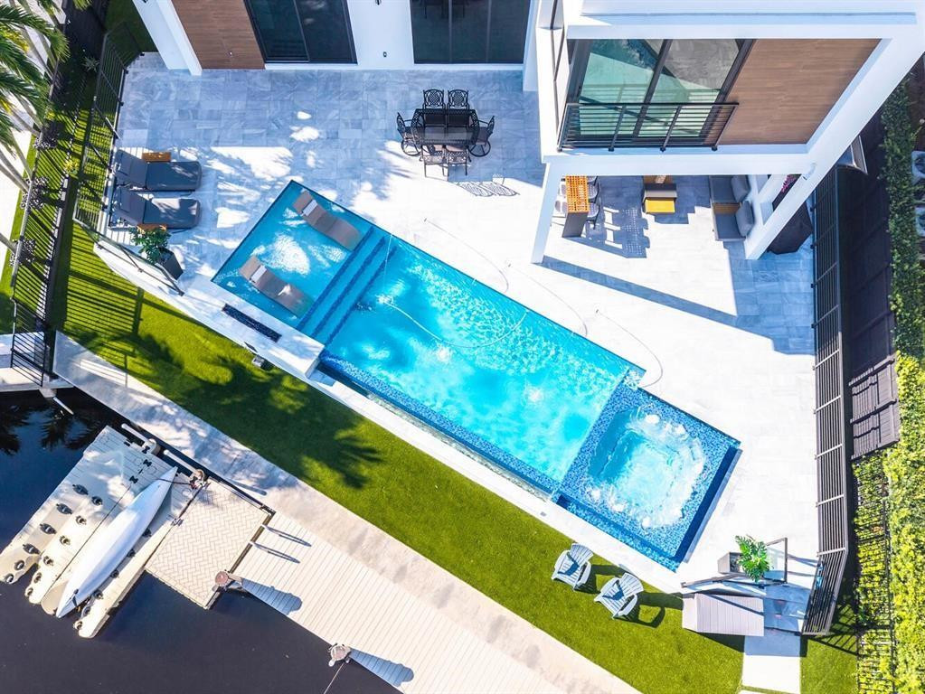 2581 NE 50th Street