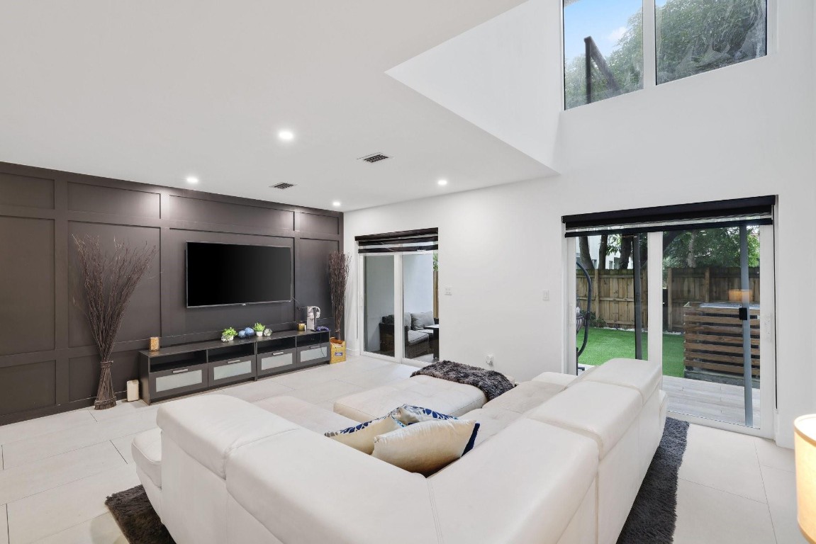 1124 NE 2nd Avenue 1124