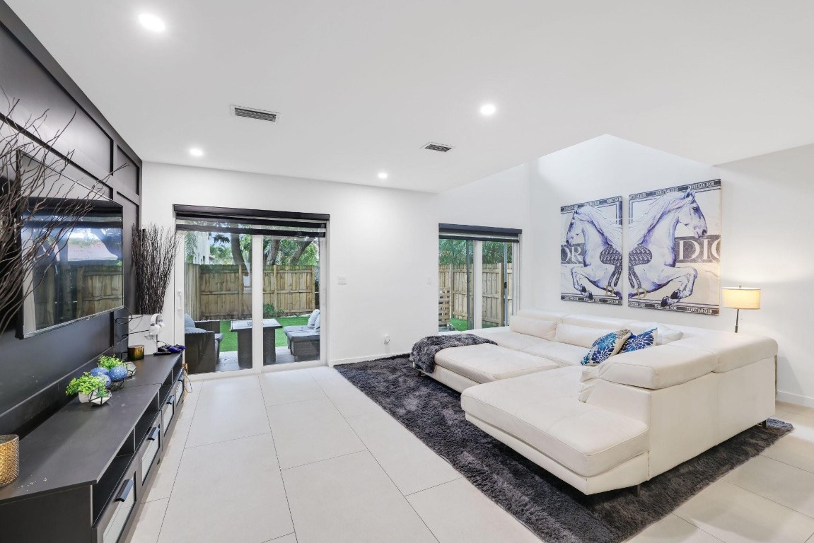 1124 NE 2nd Avenue 1124