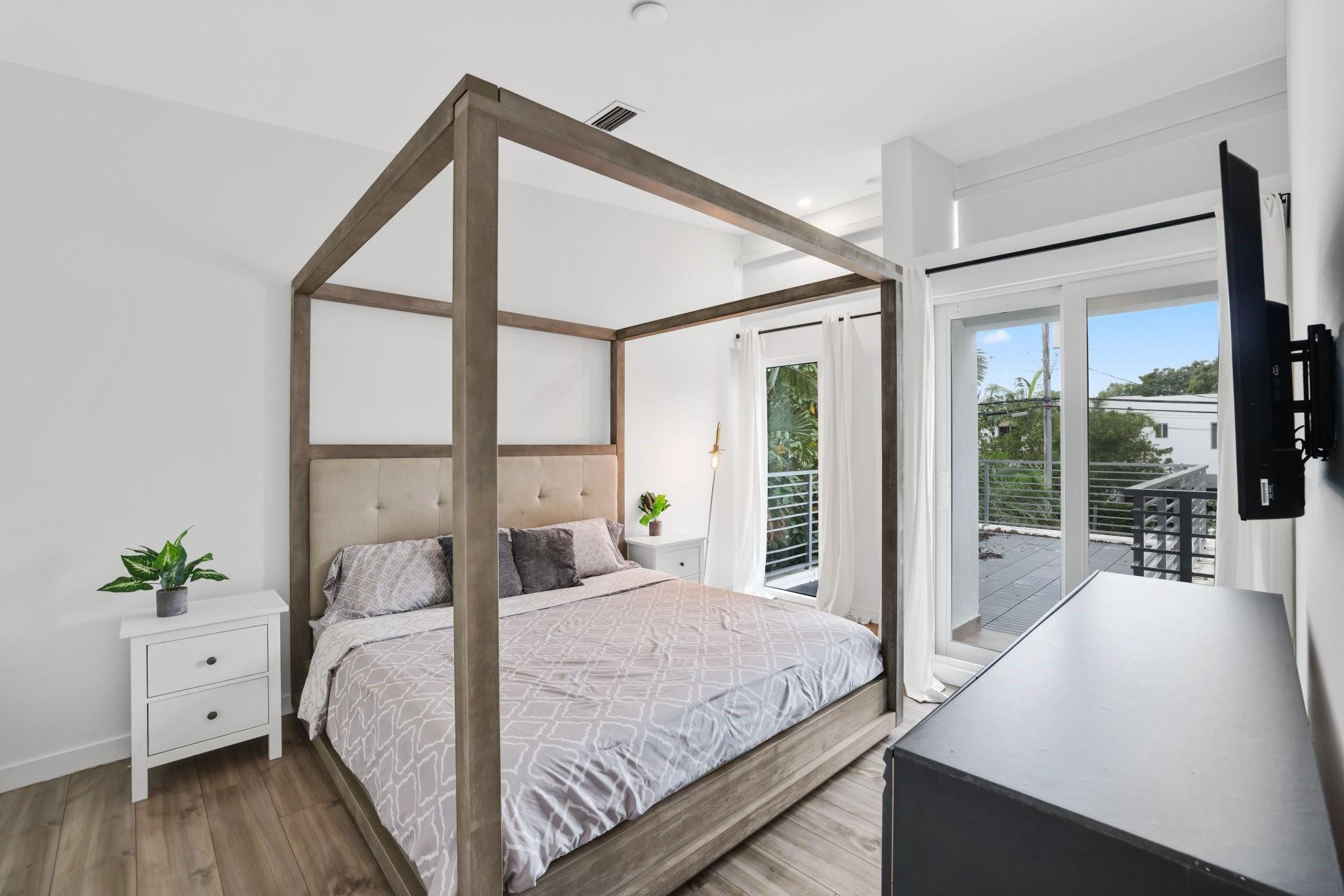 1124 NE 2nd Avenue 1124