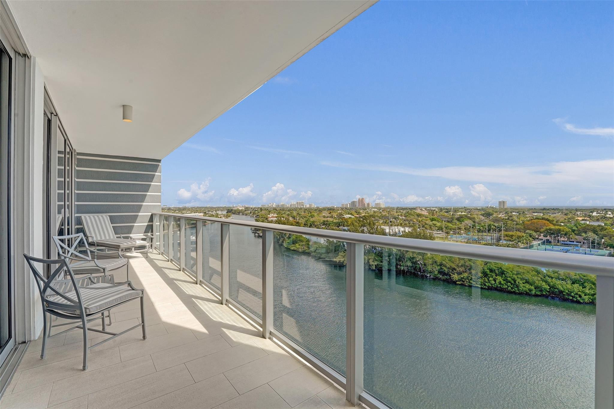 1180 N Federal Highway 1006