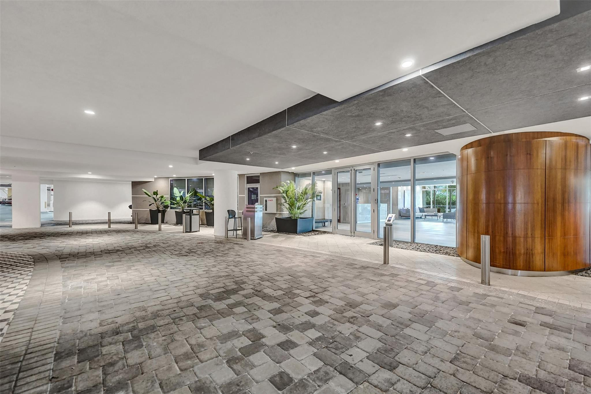 1180 N Federal Highway 1006