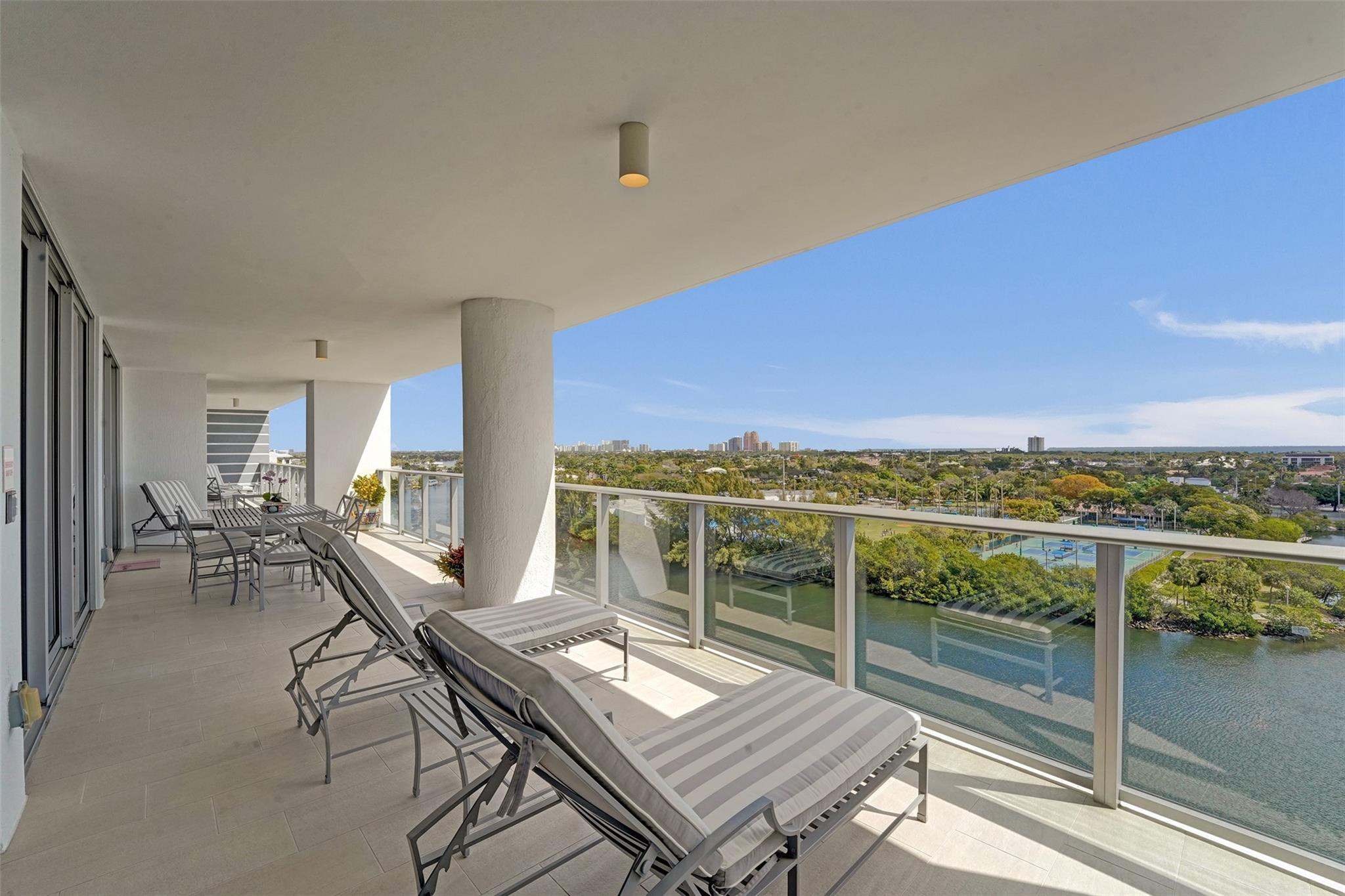 1180 N Federal Highway 1006