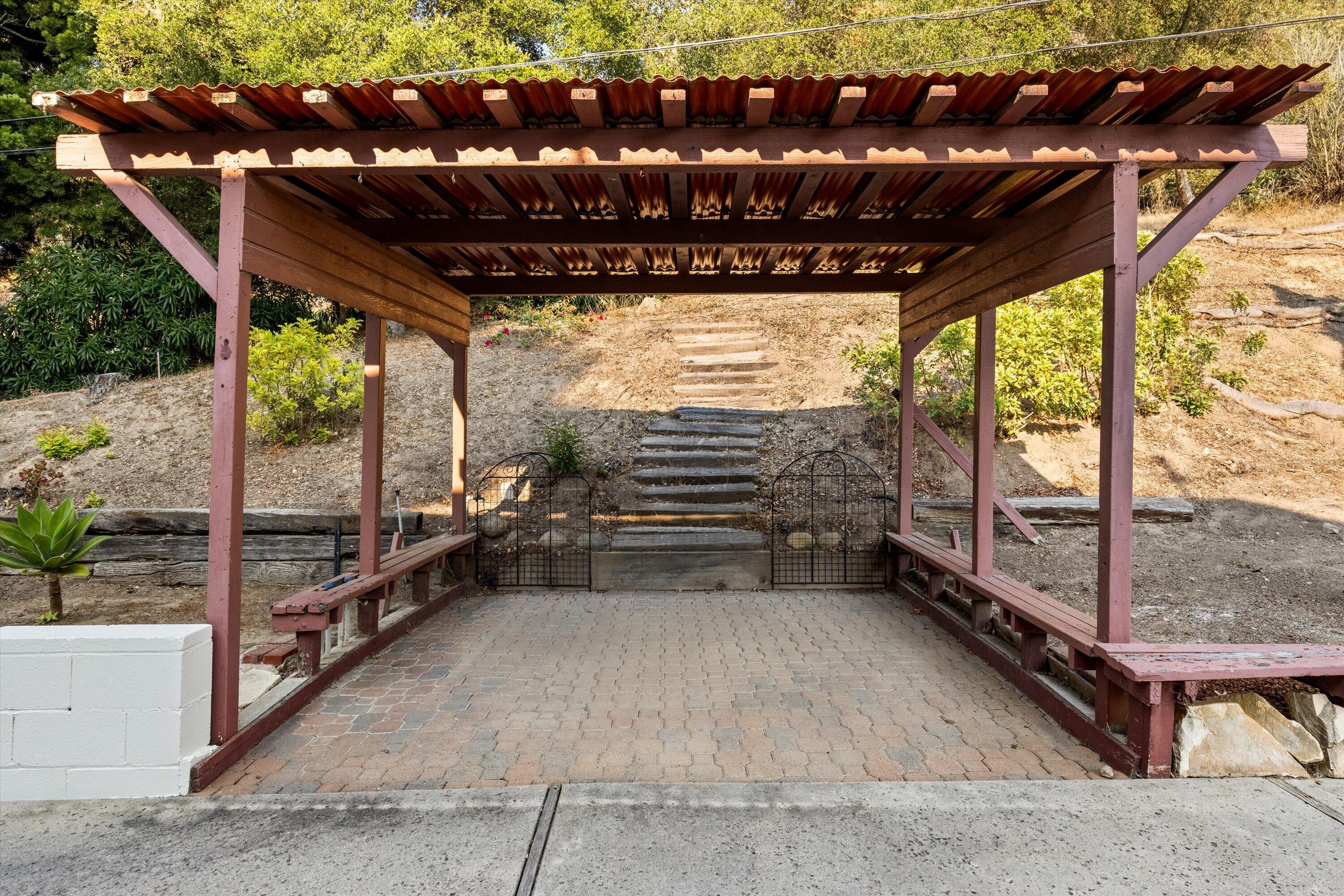 2210 St James Drive