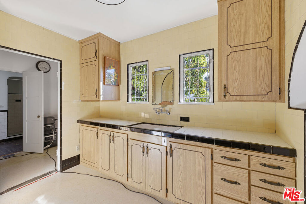 138 S La Jolla Avenue