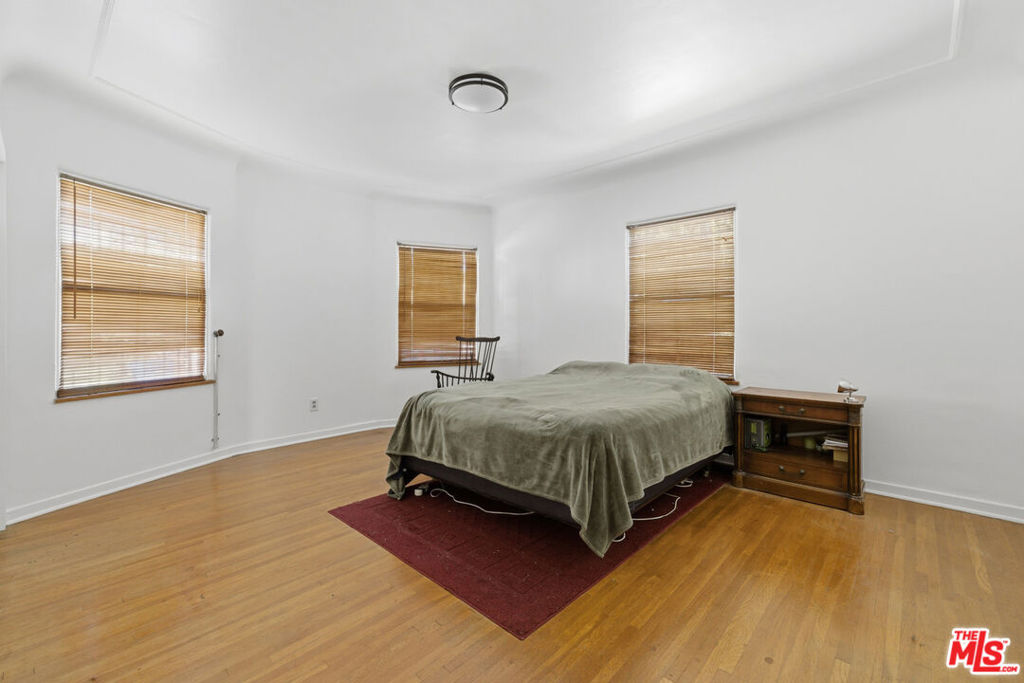 138 S La Jolla Avenue