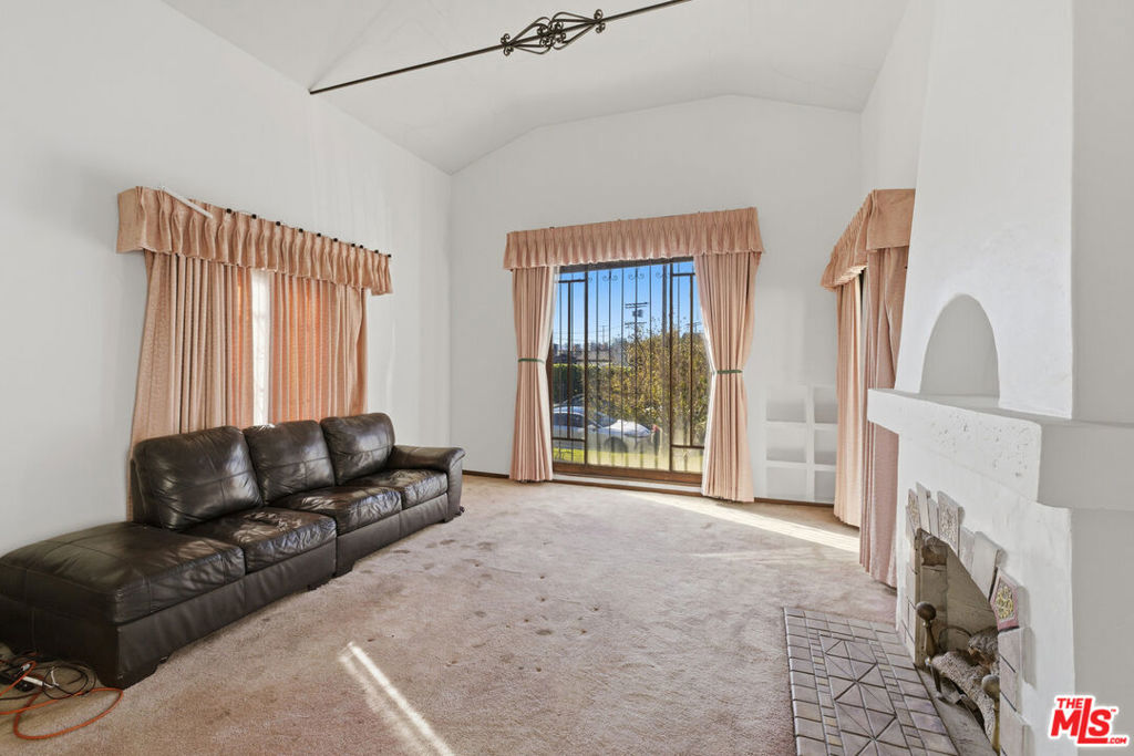 138 S La Jolla Avenue