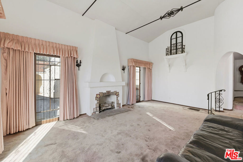 138 S La Jolla Avenue