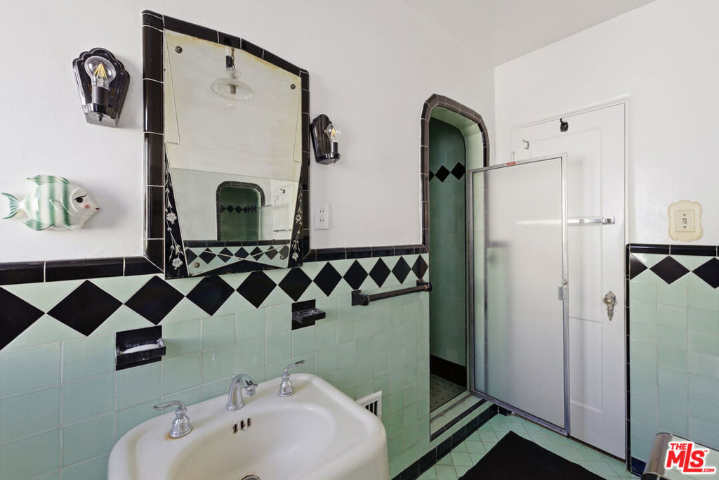 138 S La Jolla Avenue